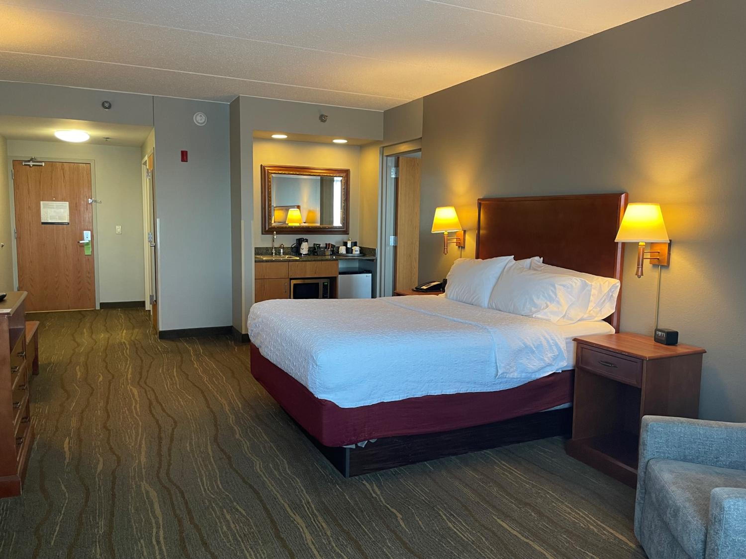 Suite with Two Queen Beds and Lake View - Non-Smoking photo 2