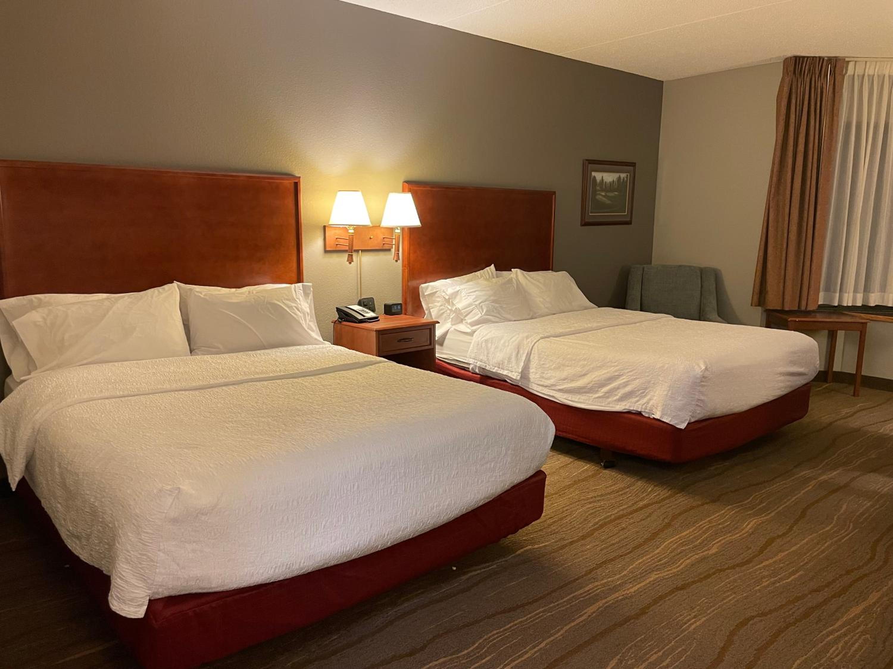 Queen Room with Two Queen Beds and Tub w/Grab Bars/Lake View - Mobility/Hearing Accessible - Non-Smoking photo 2