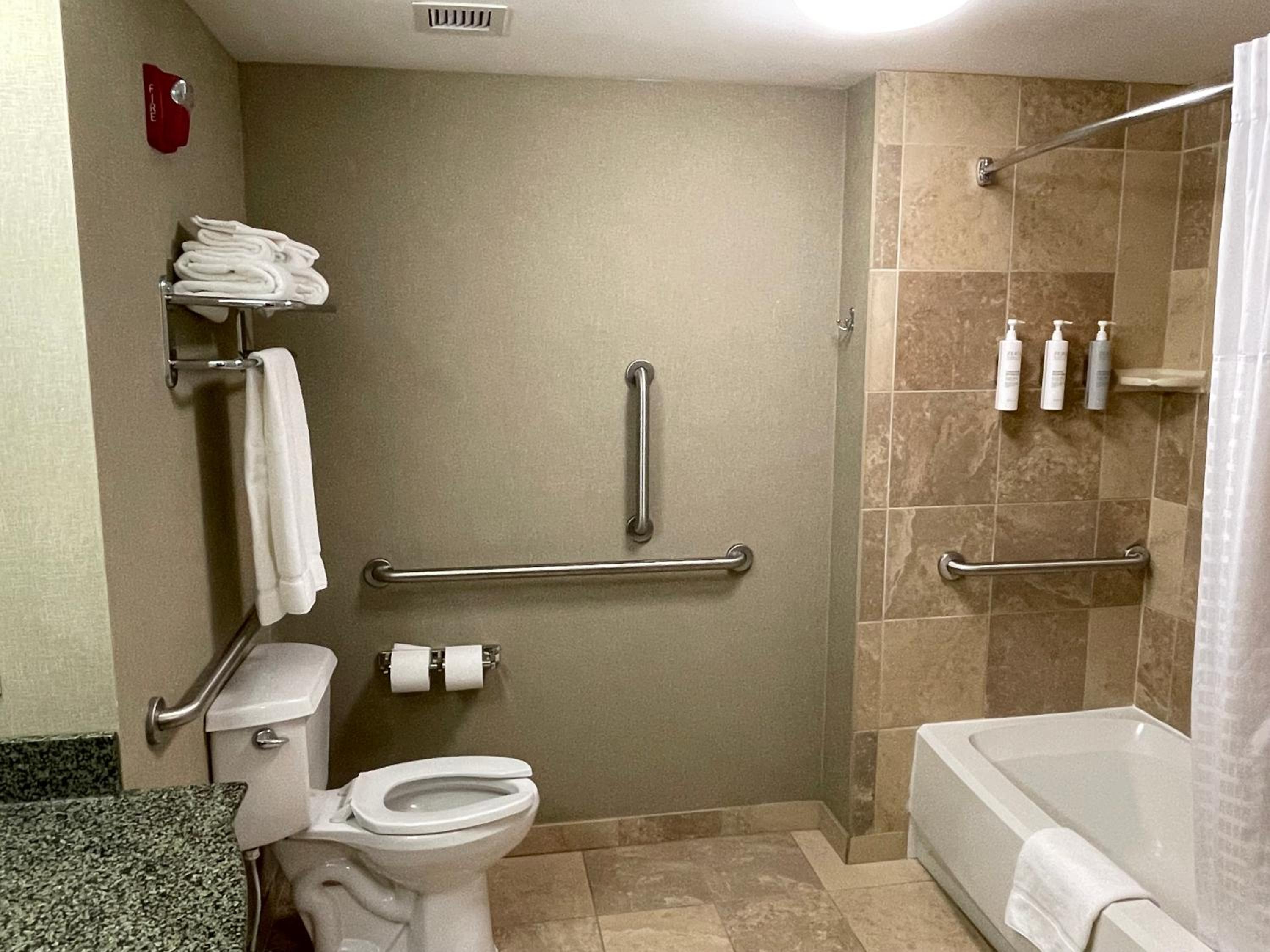 Queen Room with Two Queen Beds and Tub w/Grab Bars/Lake View - Mobility/Hearing Accessible - Non-Smoking photo 1