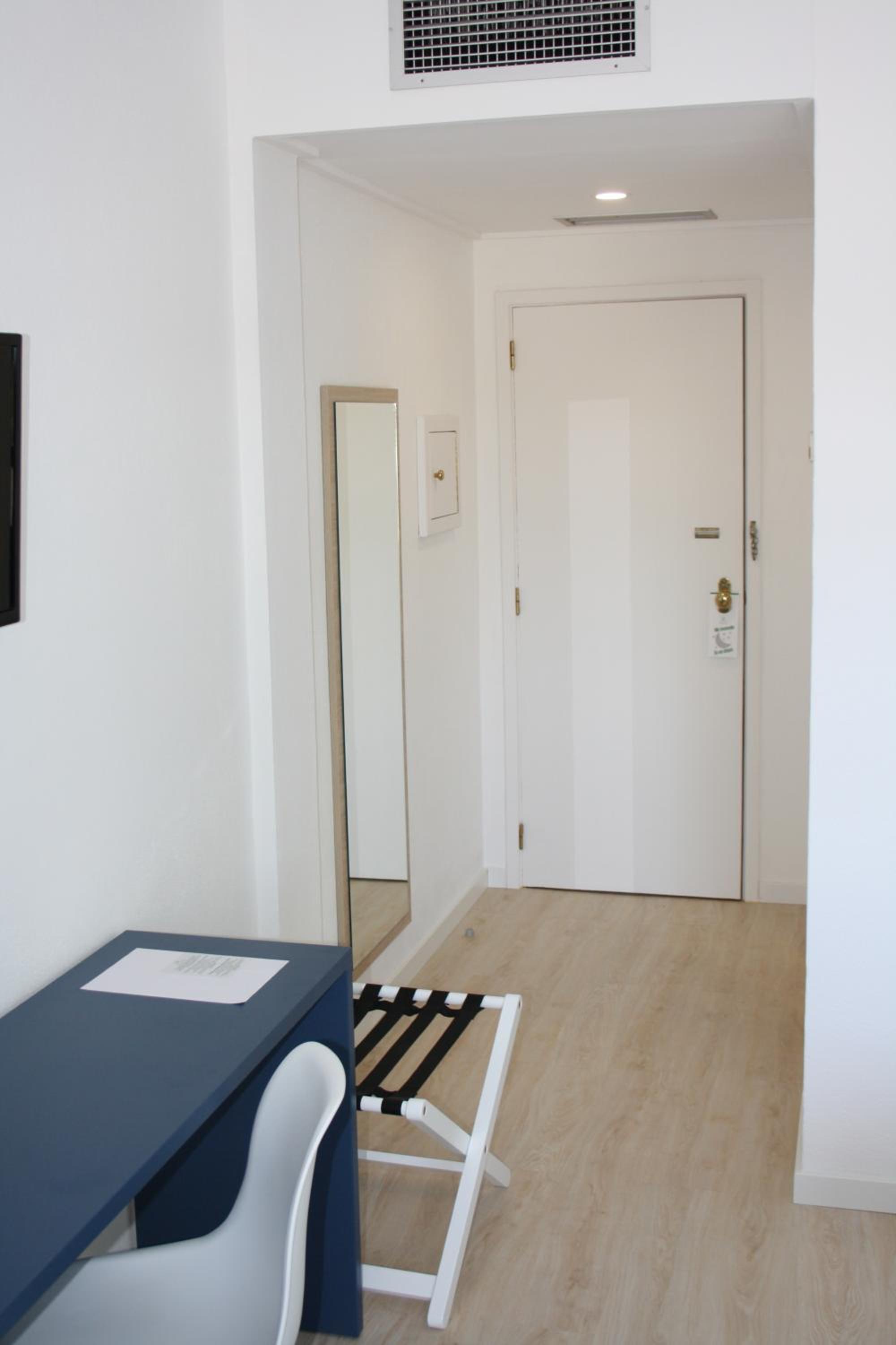 Standard Twin Room - Photo 4