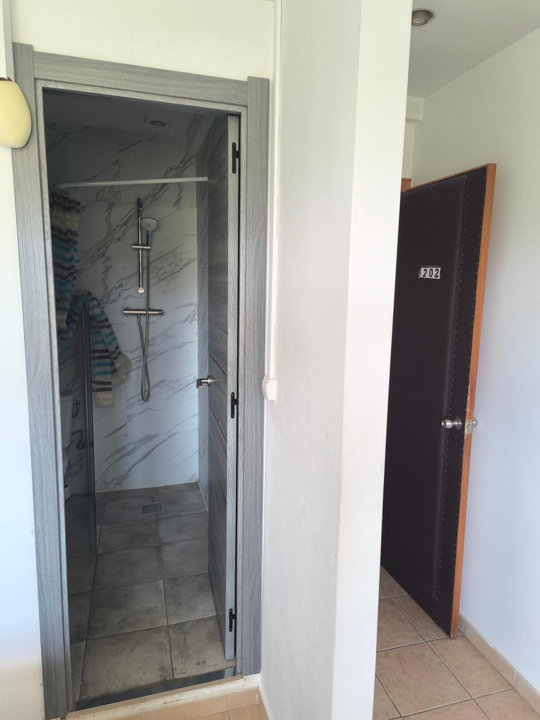 Twin Room with Private Bathroom photo 3