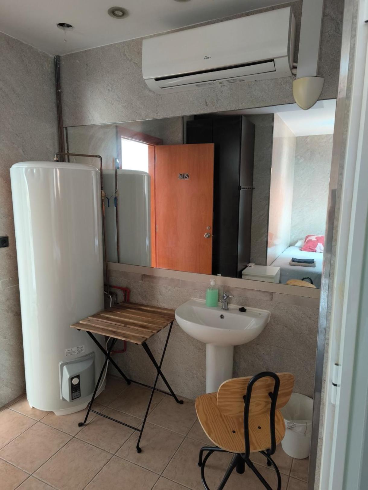 Twin Room with Private Bathroom photo 3