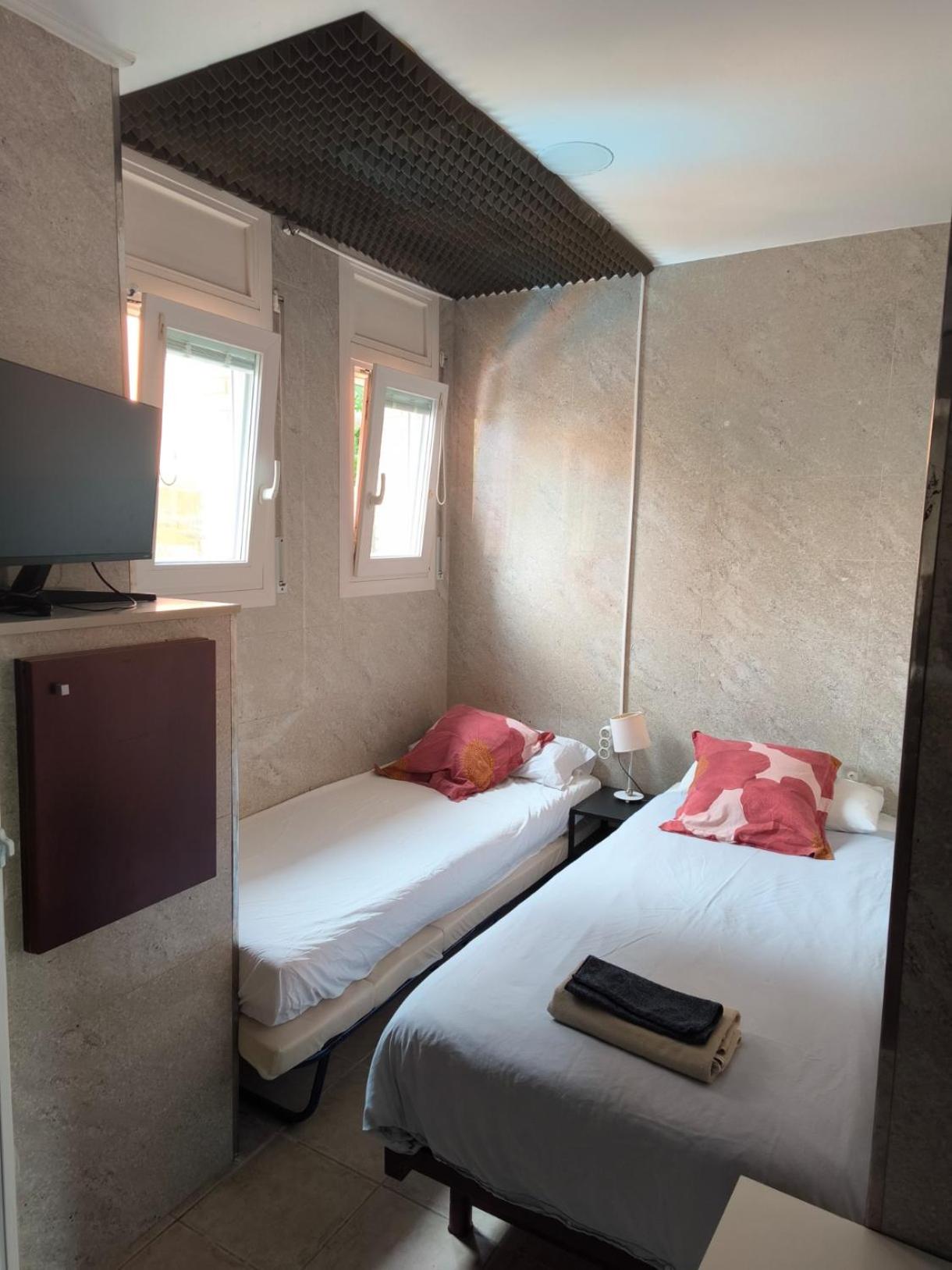 Twin Room with Private Bathroom photo 2