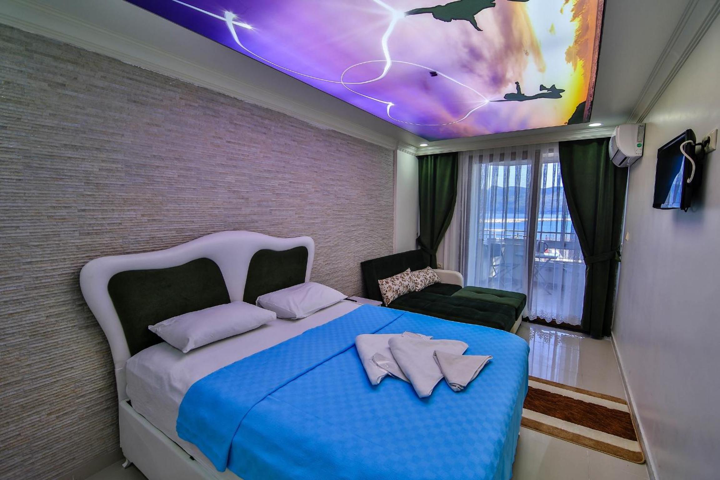 Deluxe Suite with Balcony and Barbecue