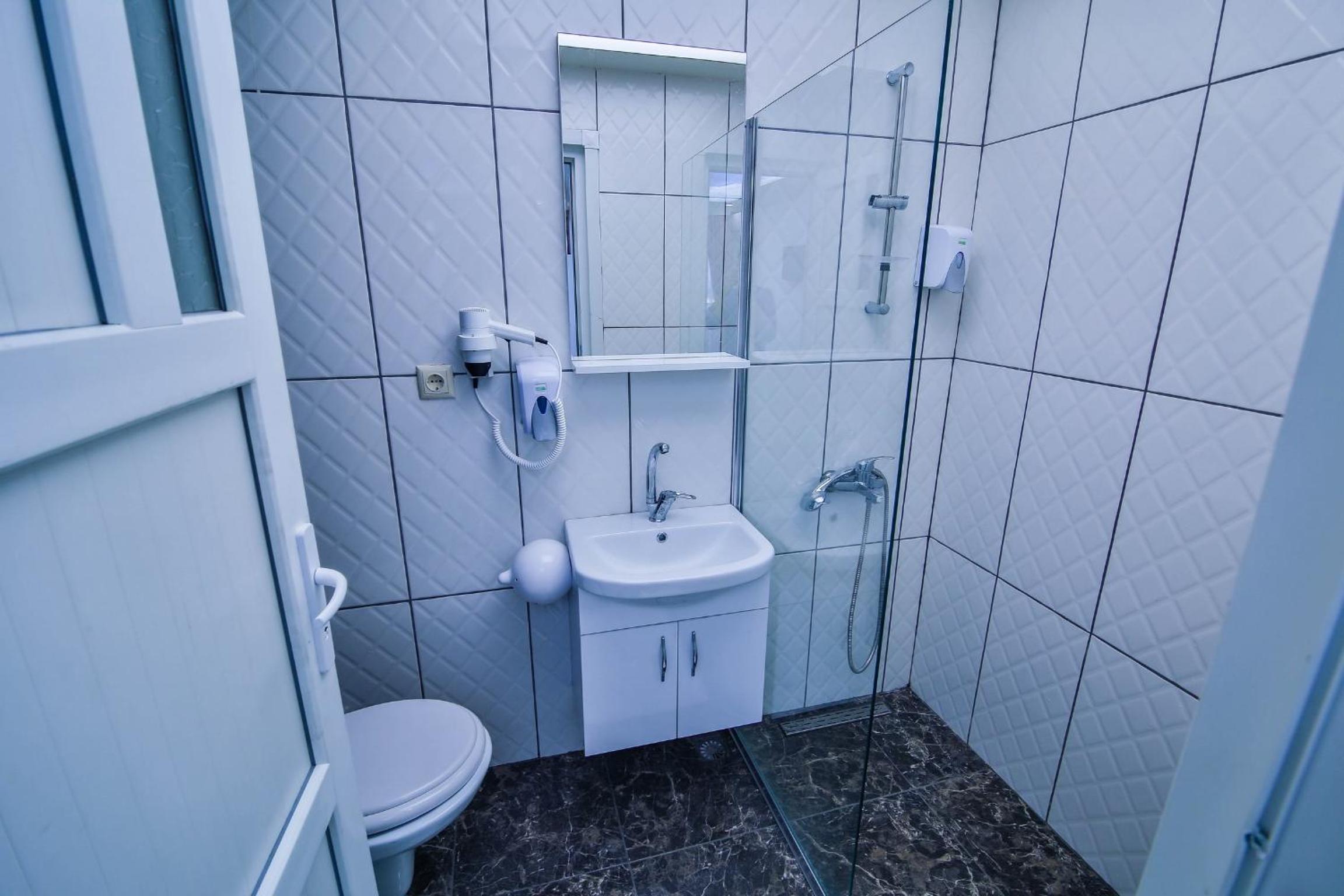 Standard Triple Room with City View - Photo 4