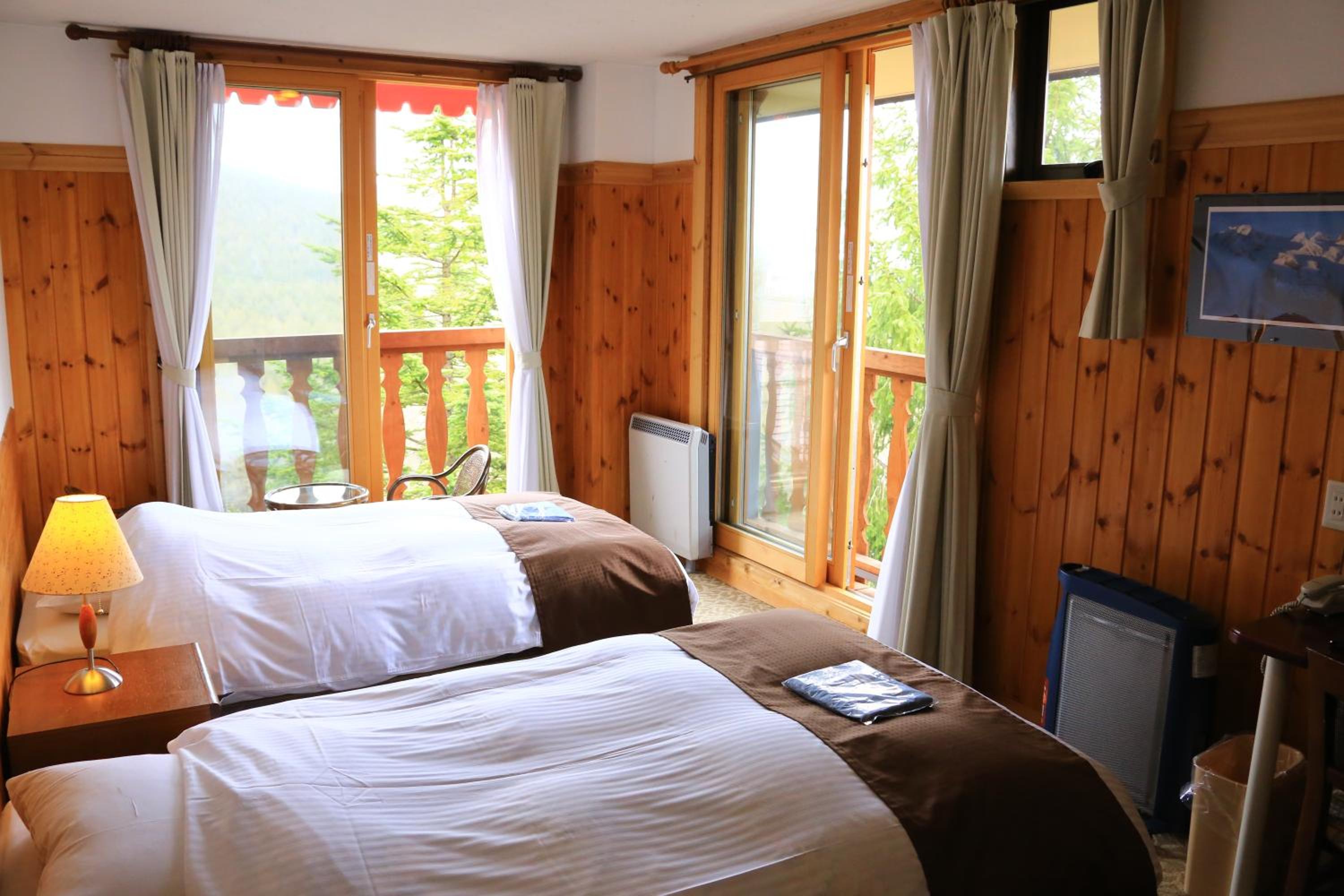 Corner Room with Balcony - No Pets - Photo 1