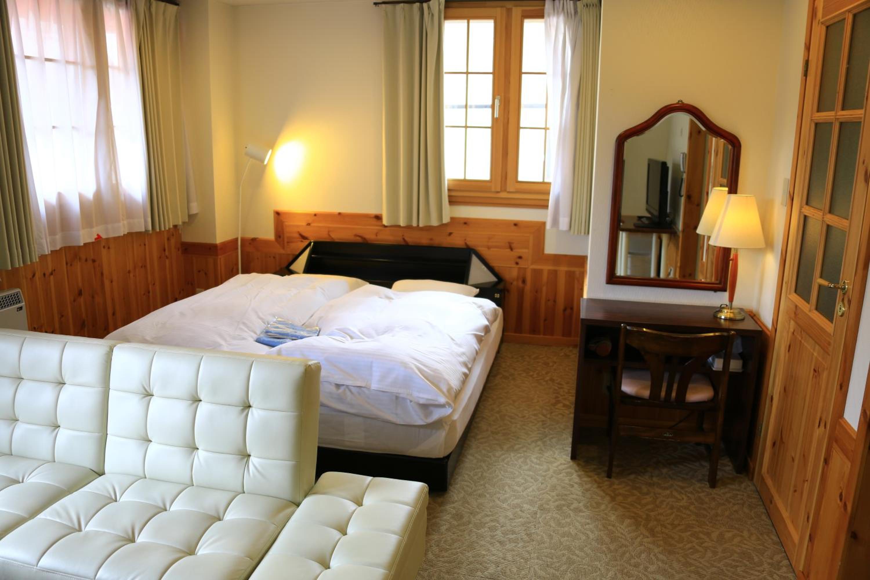 Suite with Balcony - No Pets - Photo 5