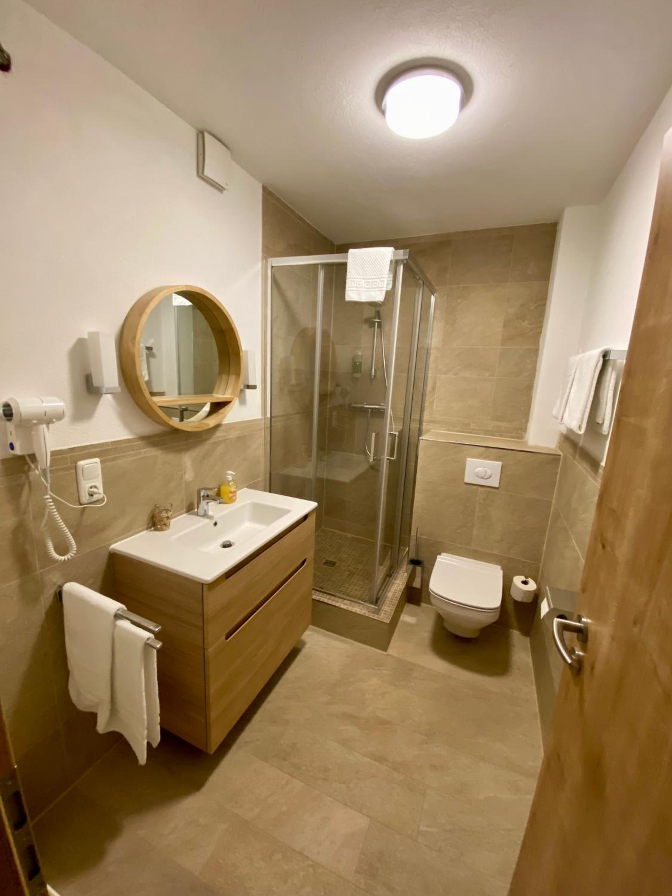 Deluxe Room (2 Adults + 1 Child) photo 3