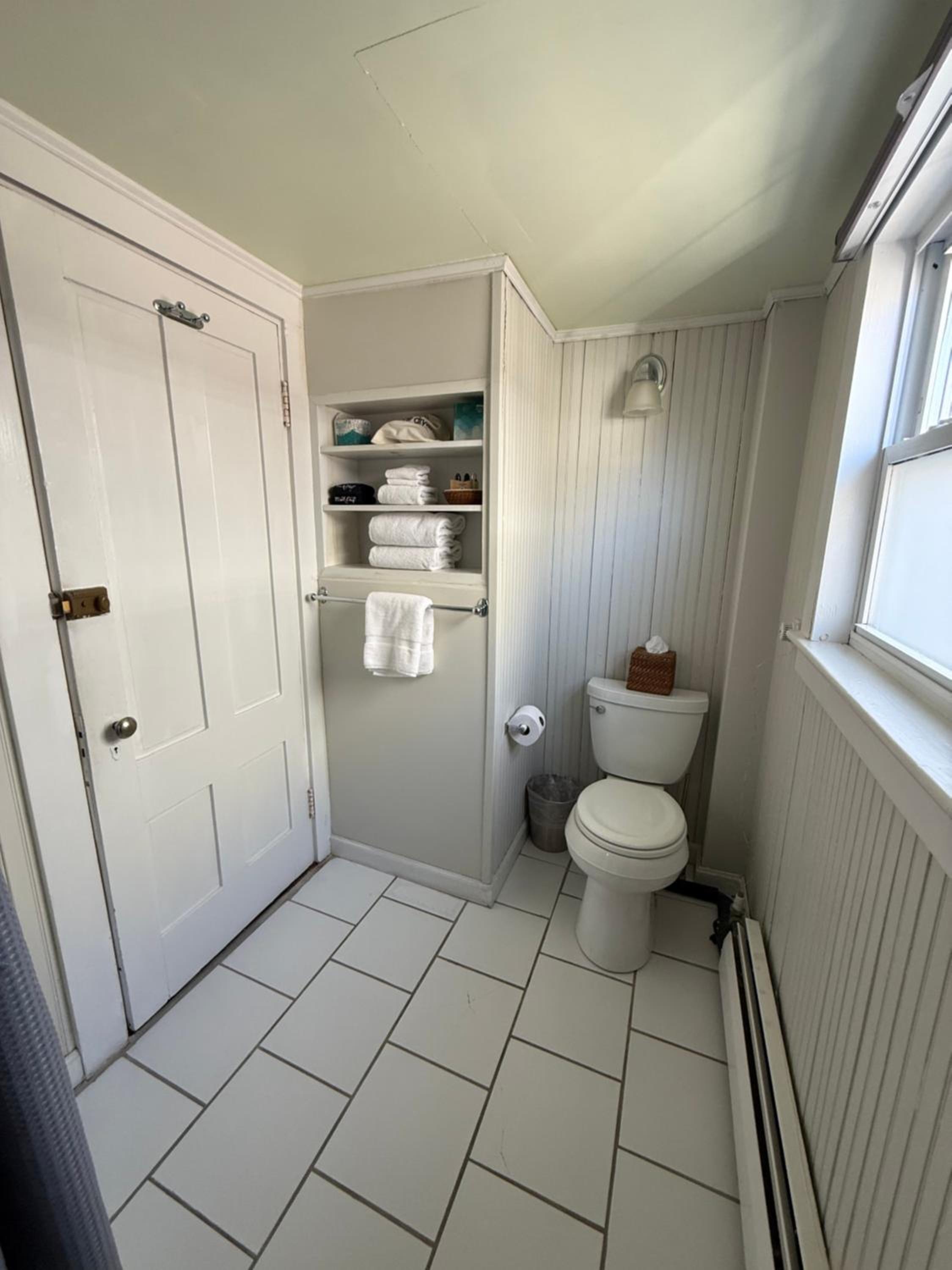 Queen Room with Detached Bath photo 3