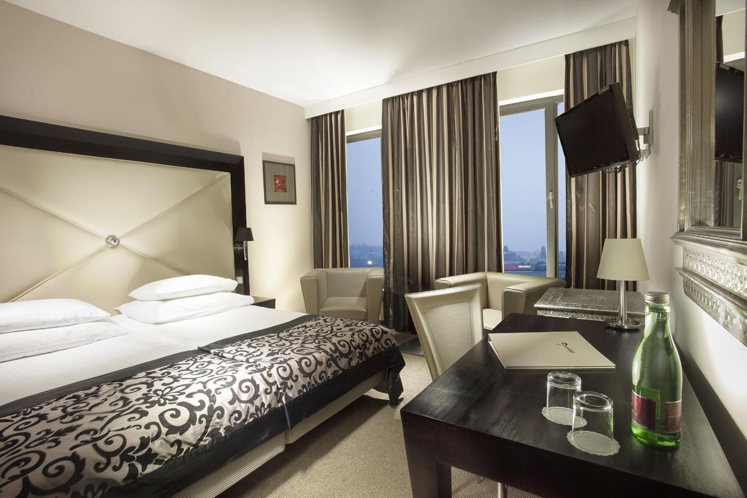 Classic Double or Twin Room - Photo 13