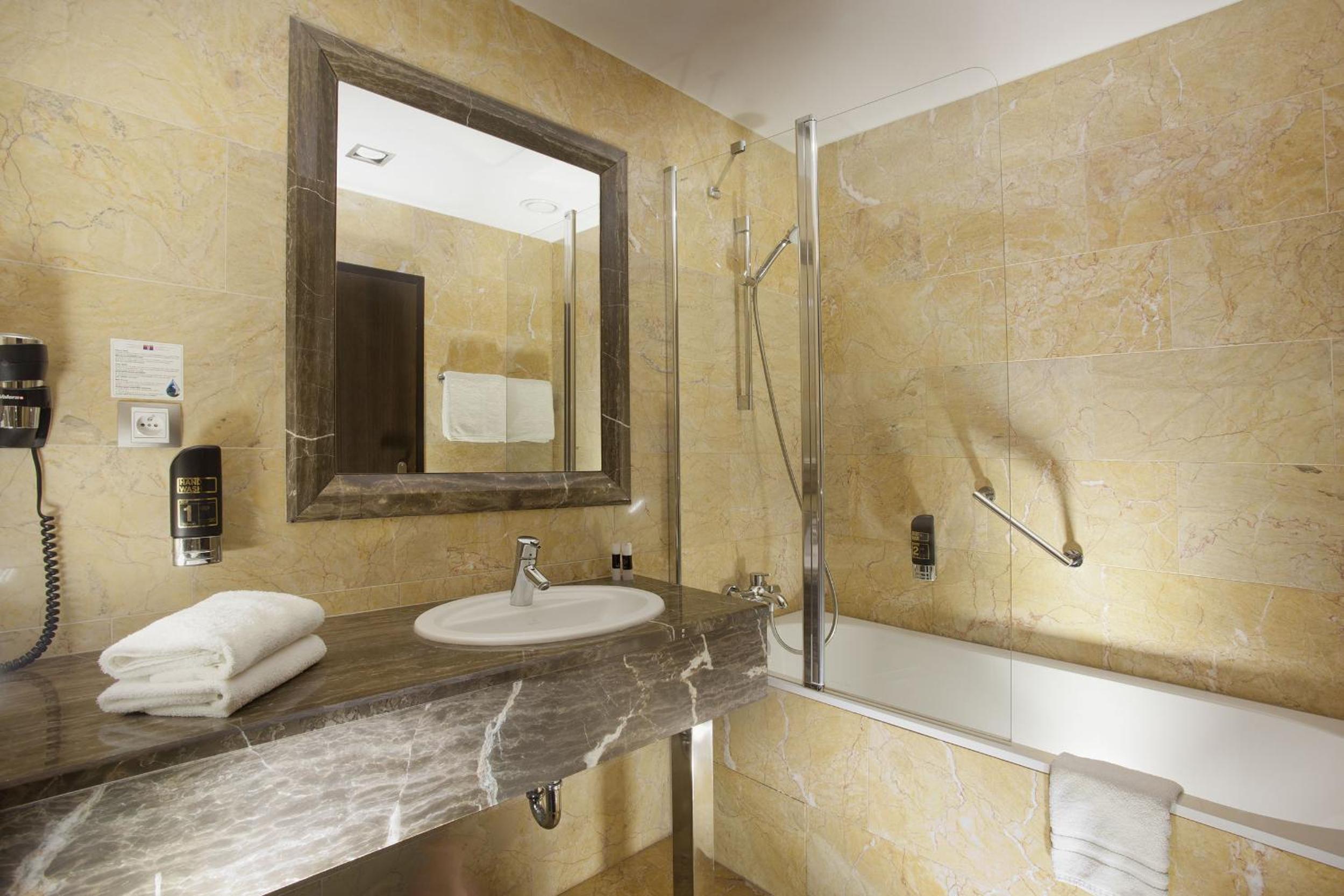 Classic Double or Twin Room - Photo 8