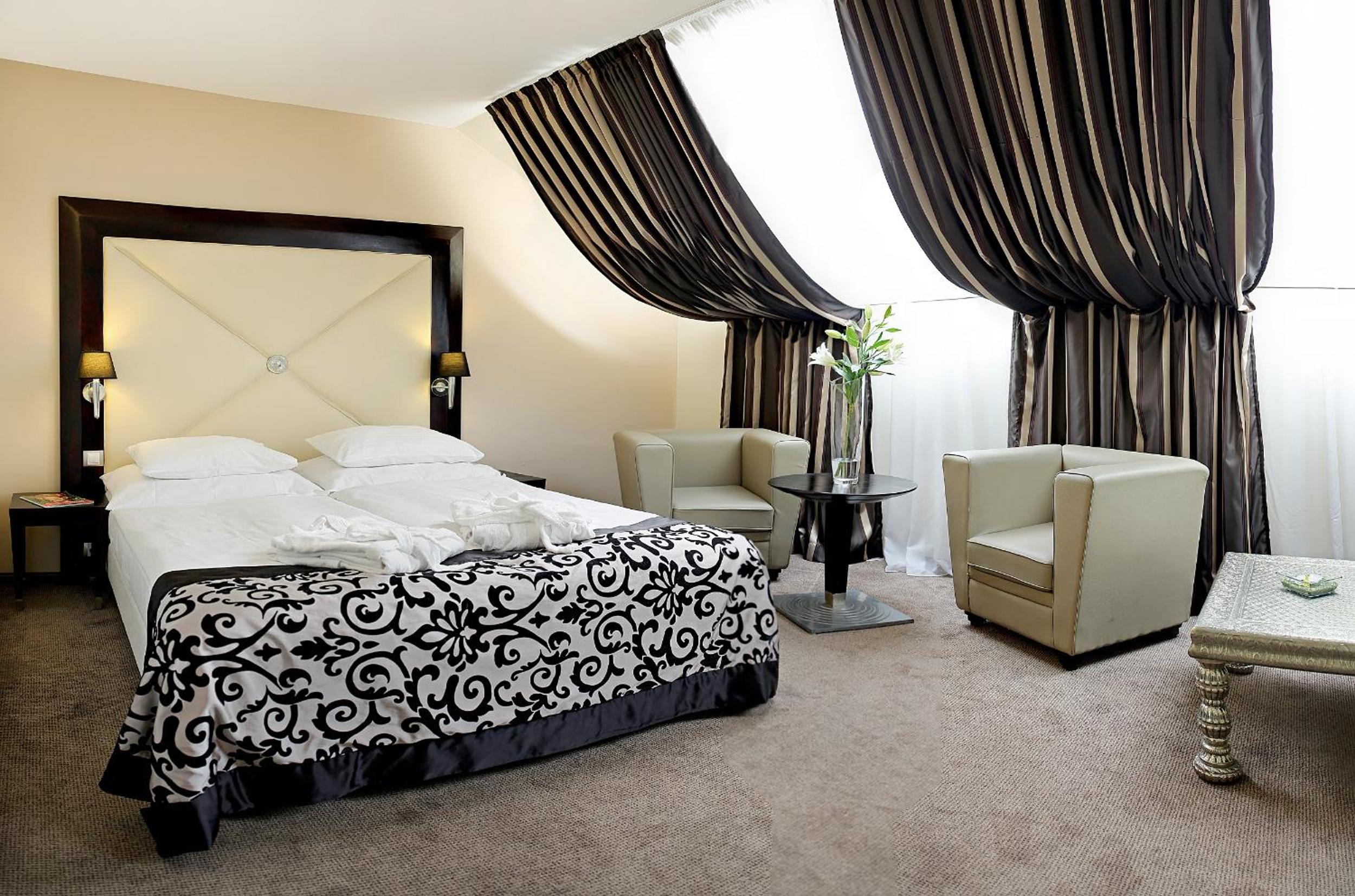 Classic Double or Twin Room - Photo 15