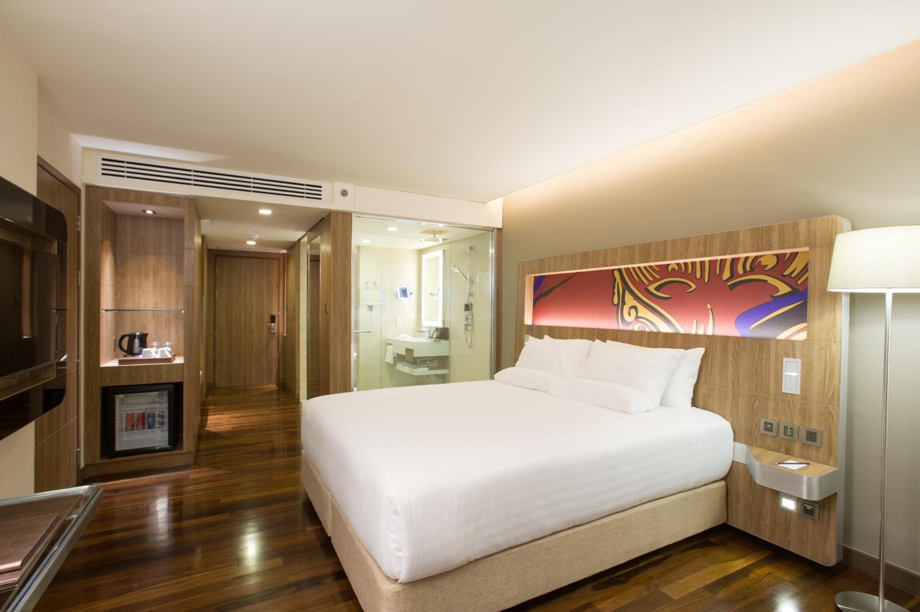 Superior King Room with City View photo 2