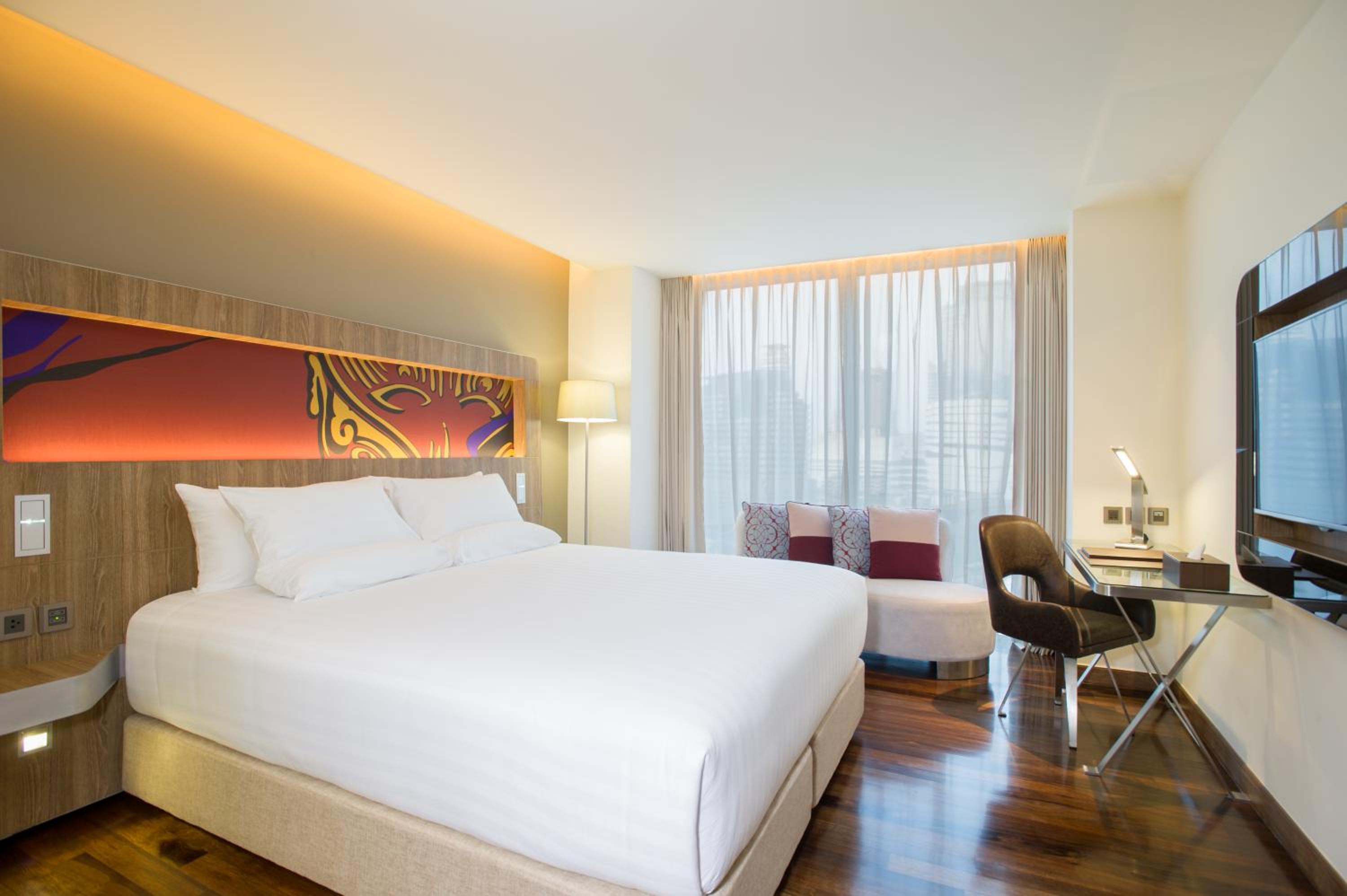 Executive Deluxe King Room with Lounge Access photo 2