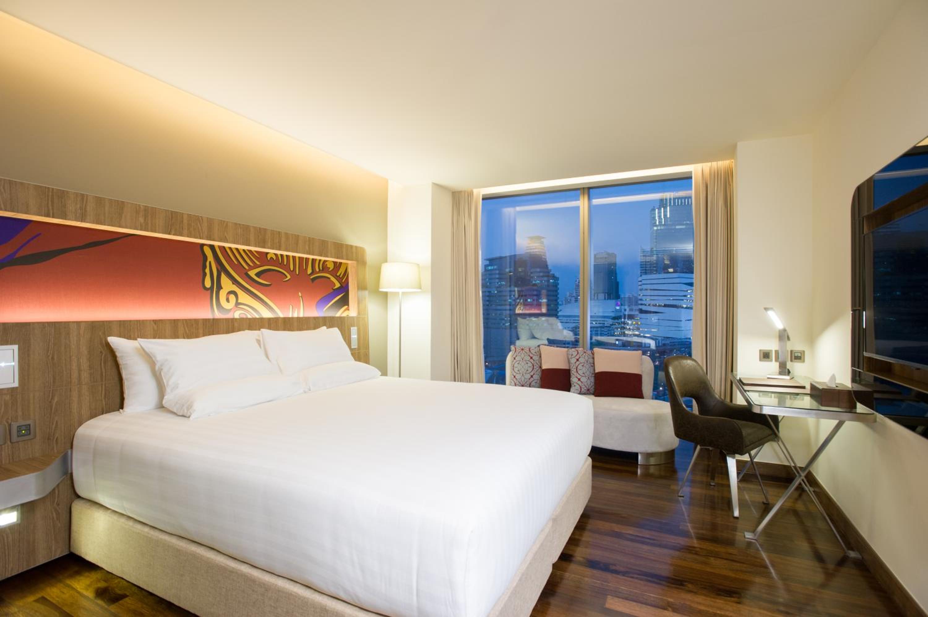 Superior King Room with City View photo 2