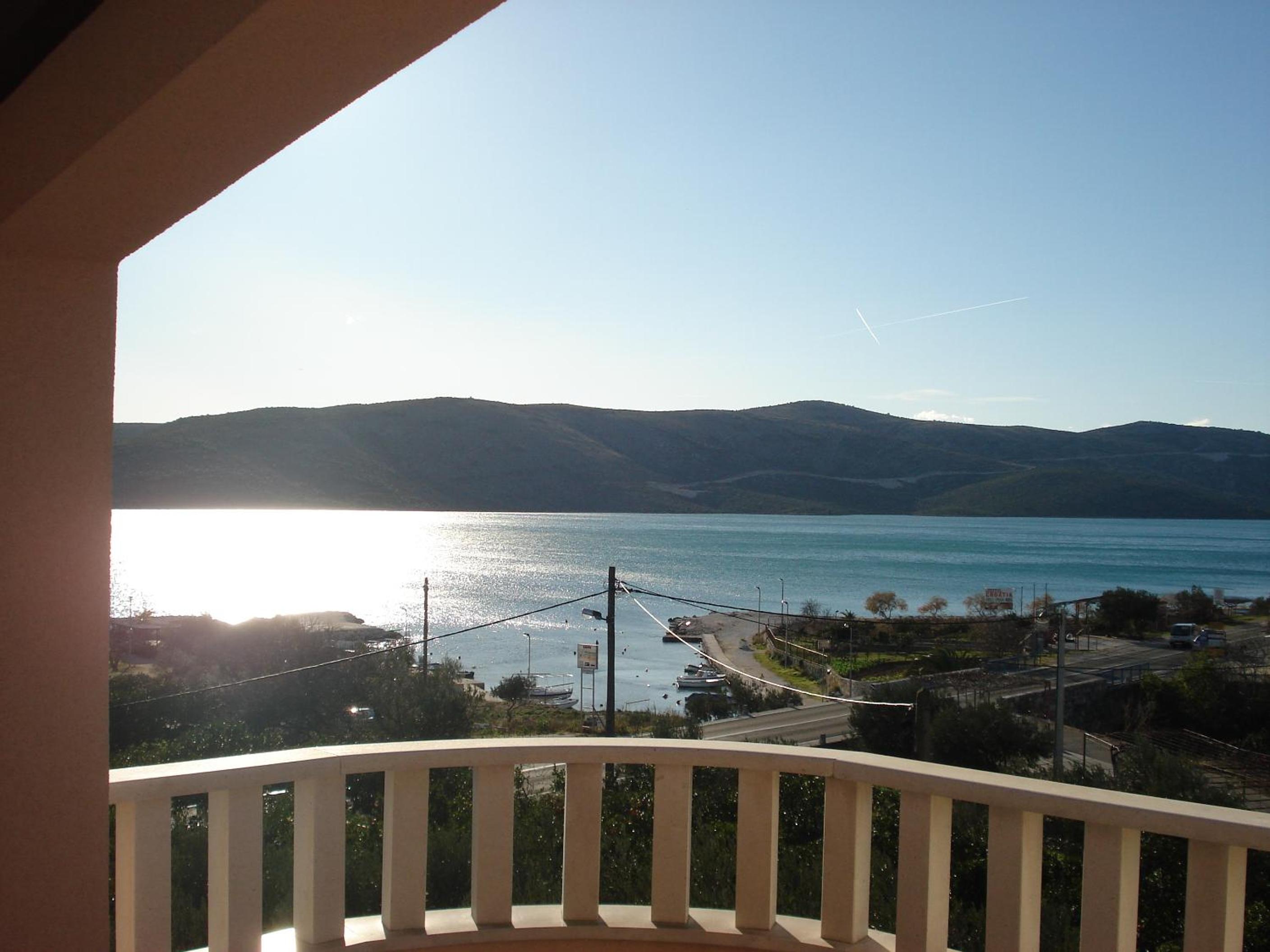Deluxe Two-Bedroom Apartment with Balcony and Sea View photo 2