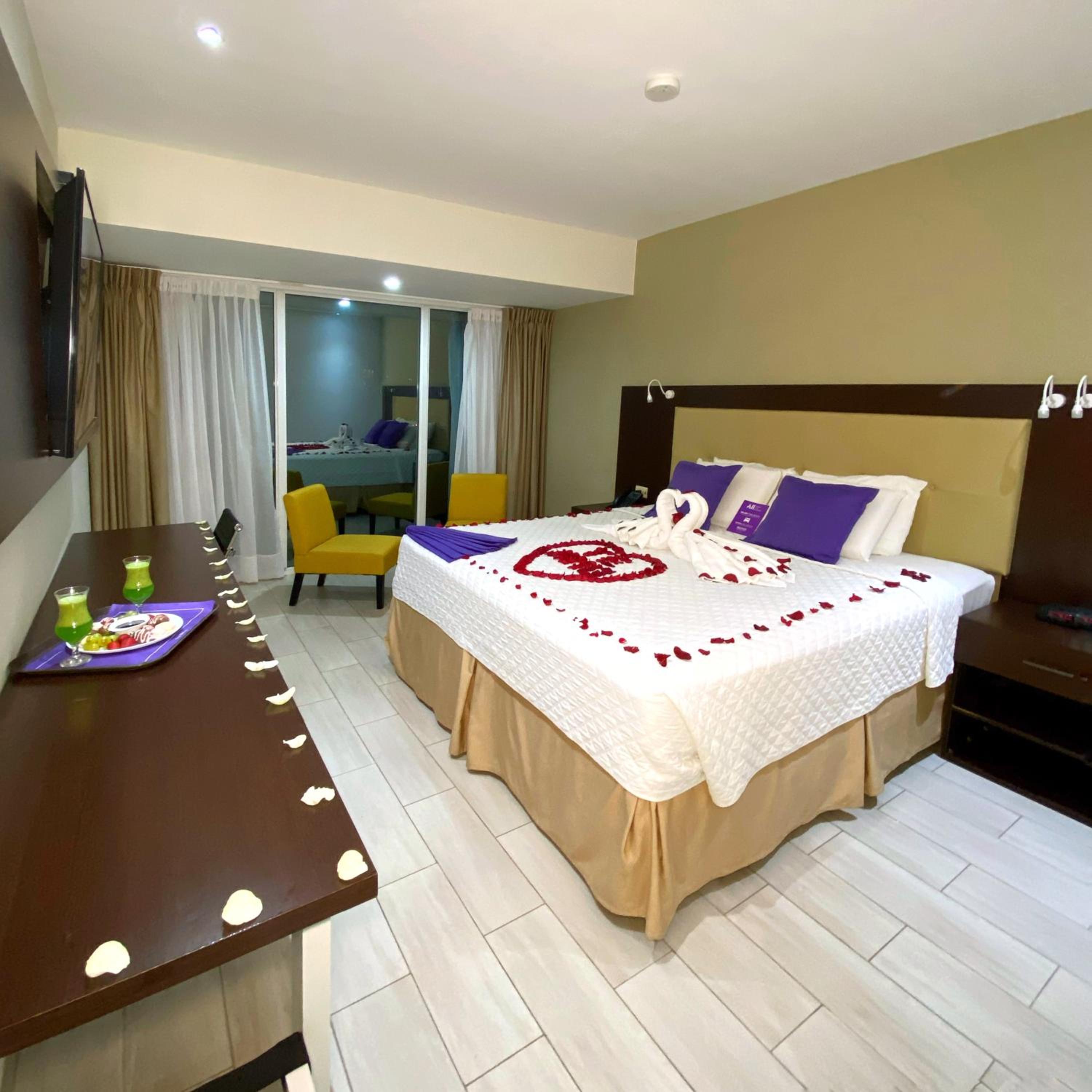 Standard King Room with King Bed - Photo 4