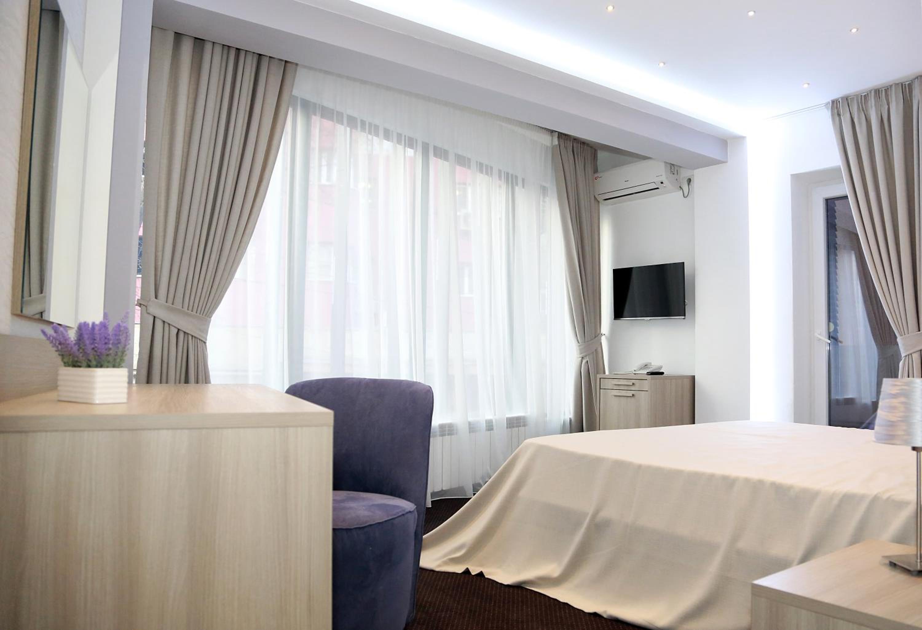 Large Double Room - Photo 23