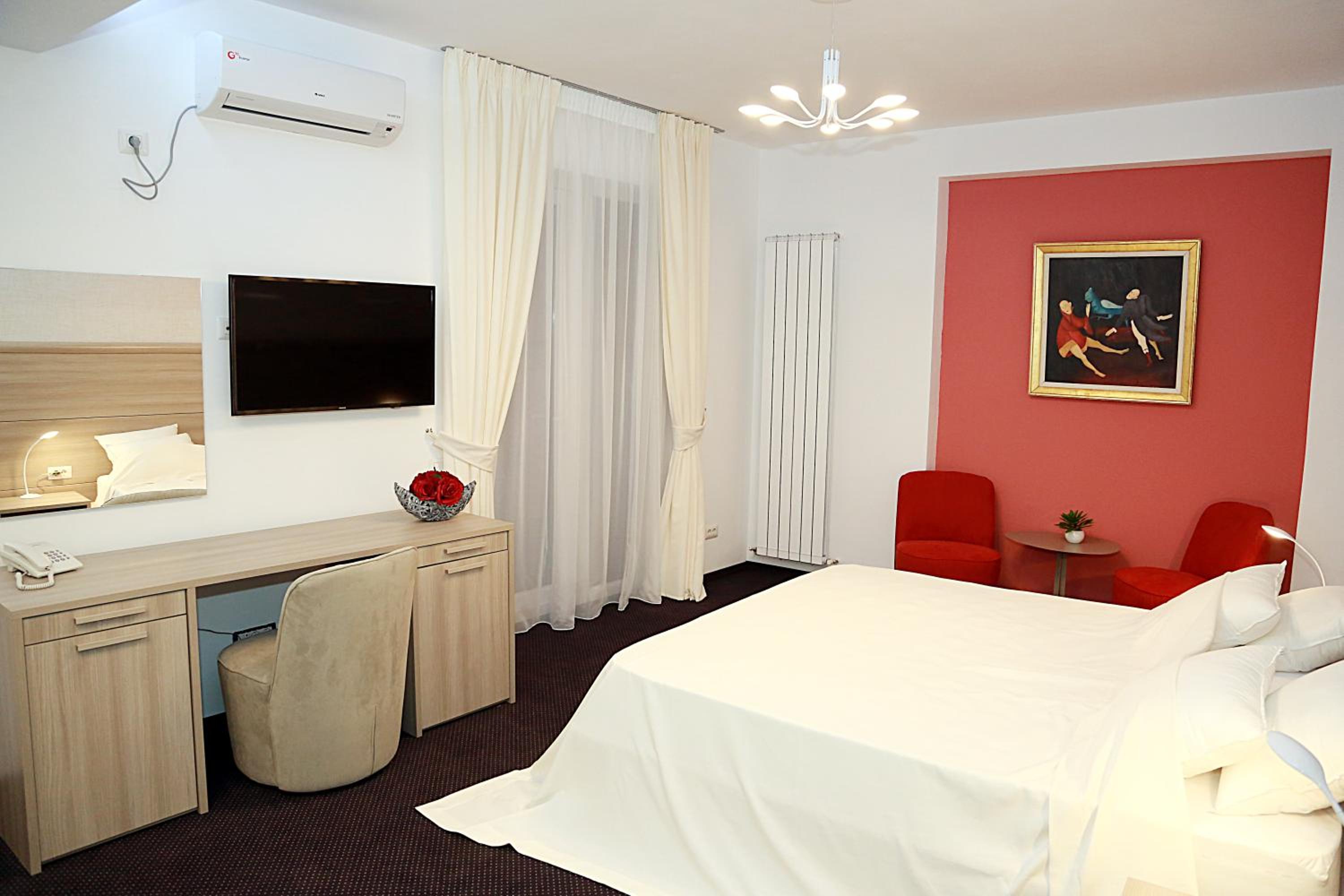 Large Double Room - Photo 3