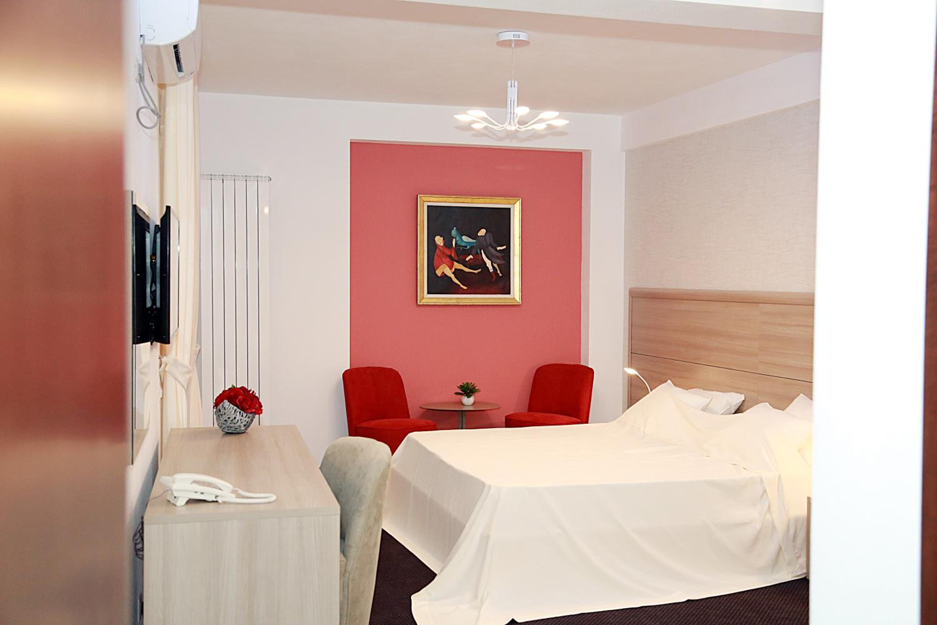 Large Double Room - Photo 4