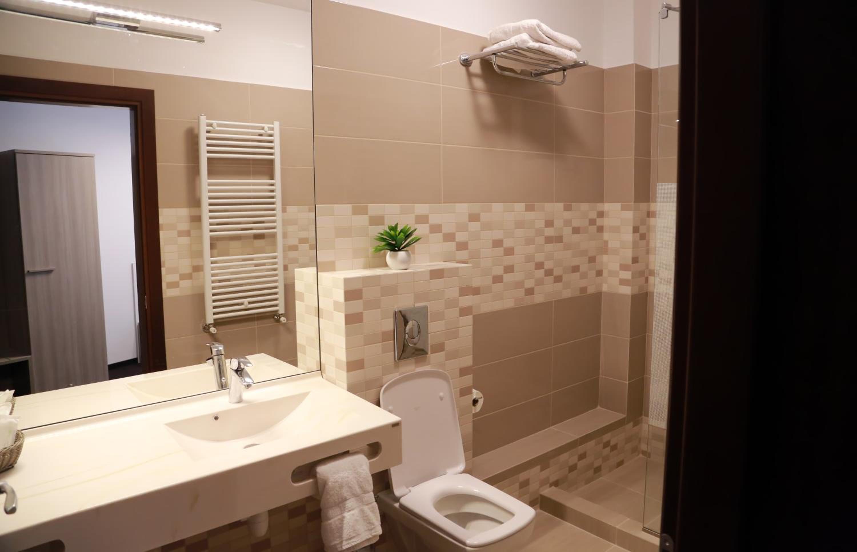 Large Double Room - Photo 13