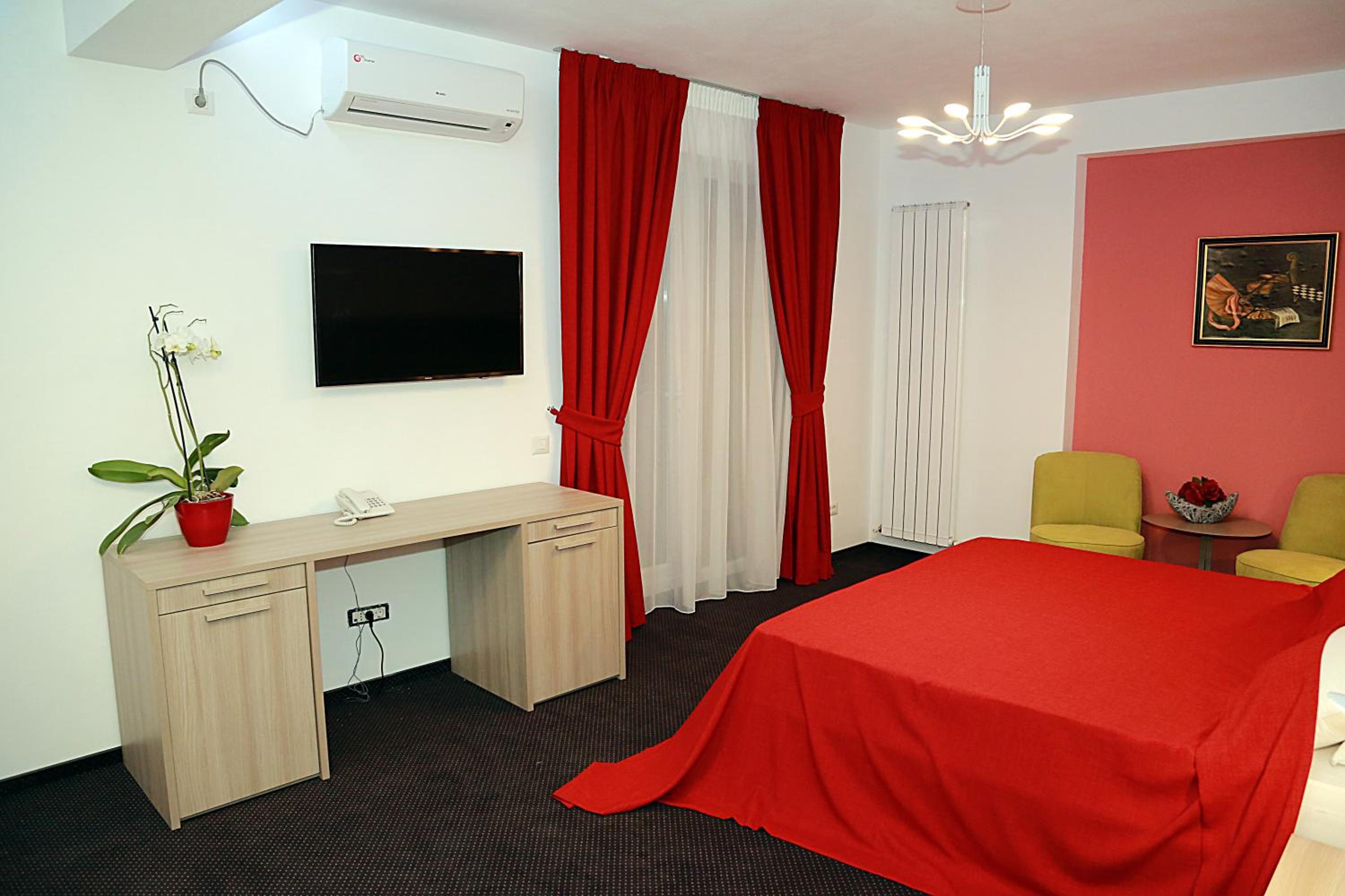Large Double Room - Photo 5