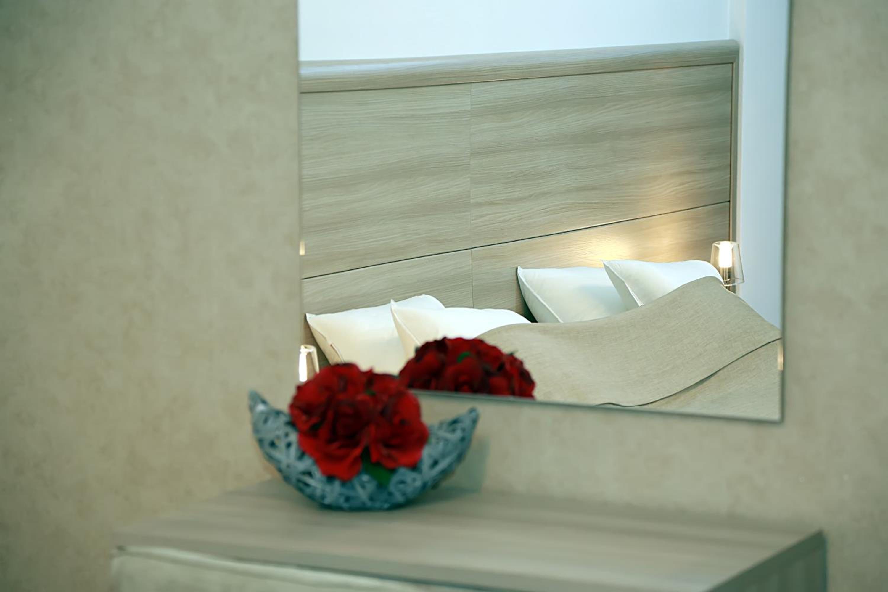 Deluxe Double Room with Terrace - Photo 4