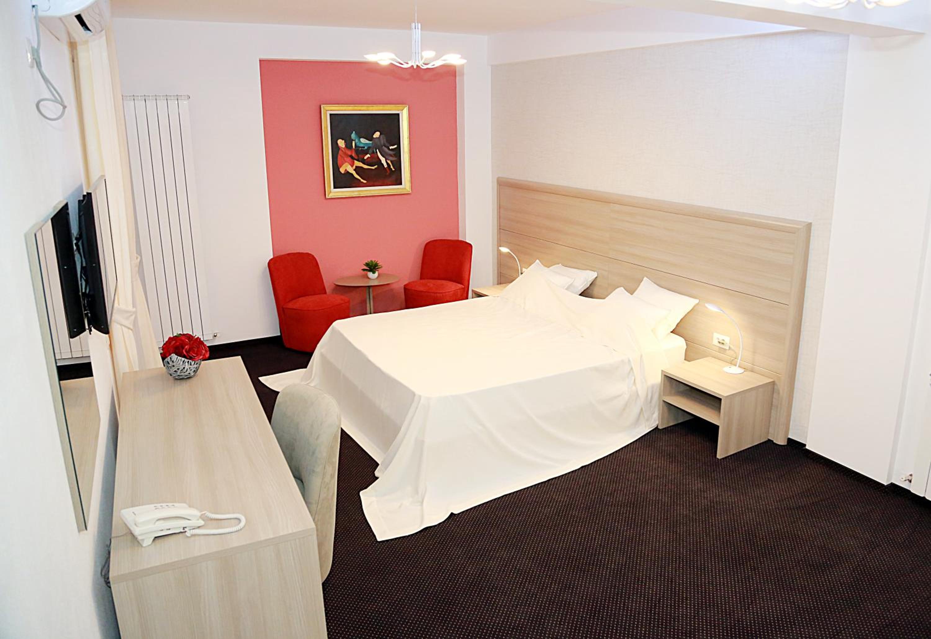 Large Double Room - Photo 11