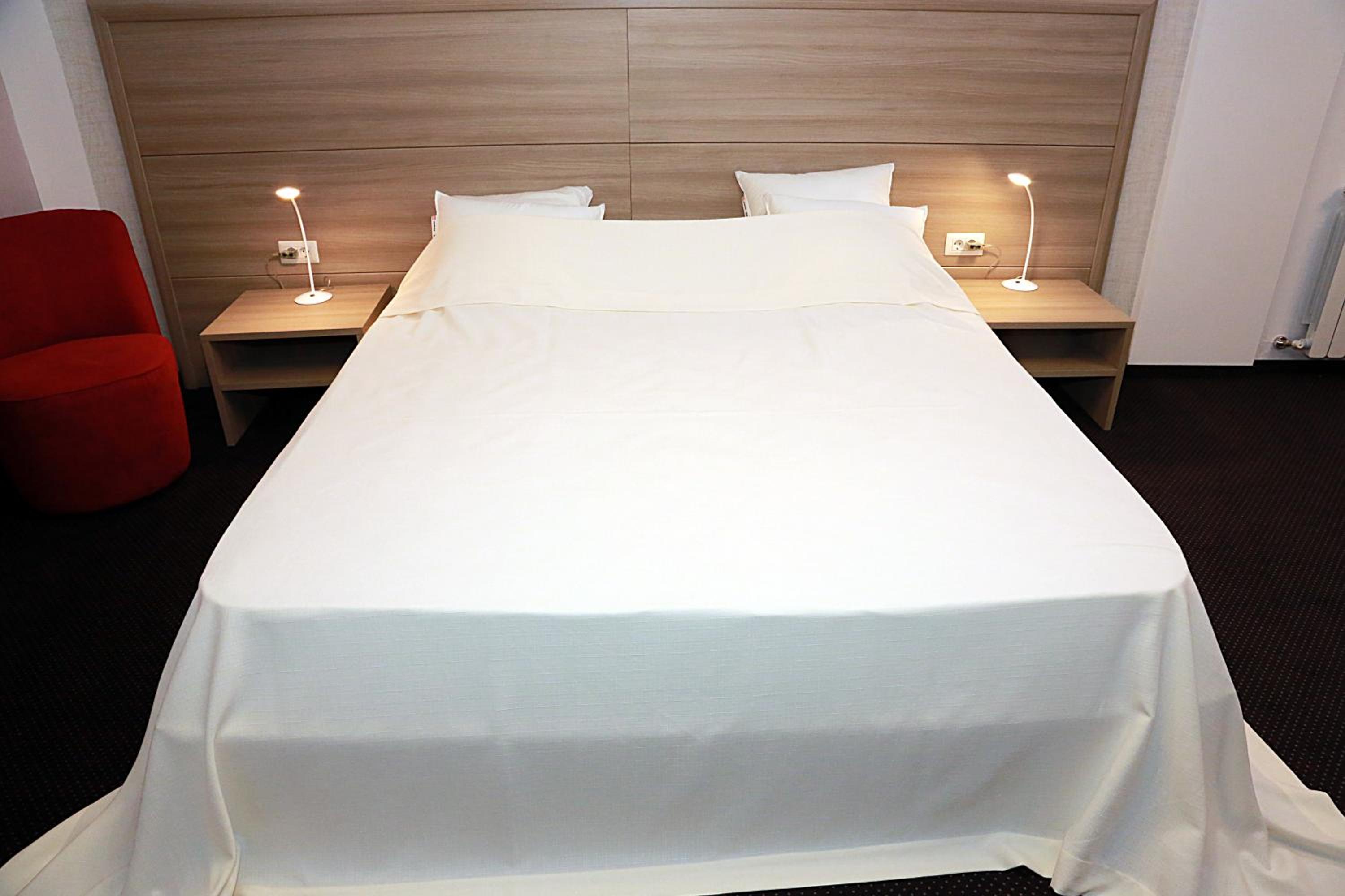 Large Double Room - Photo 17