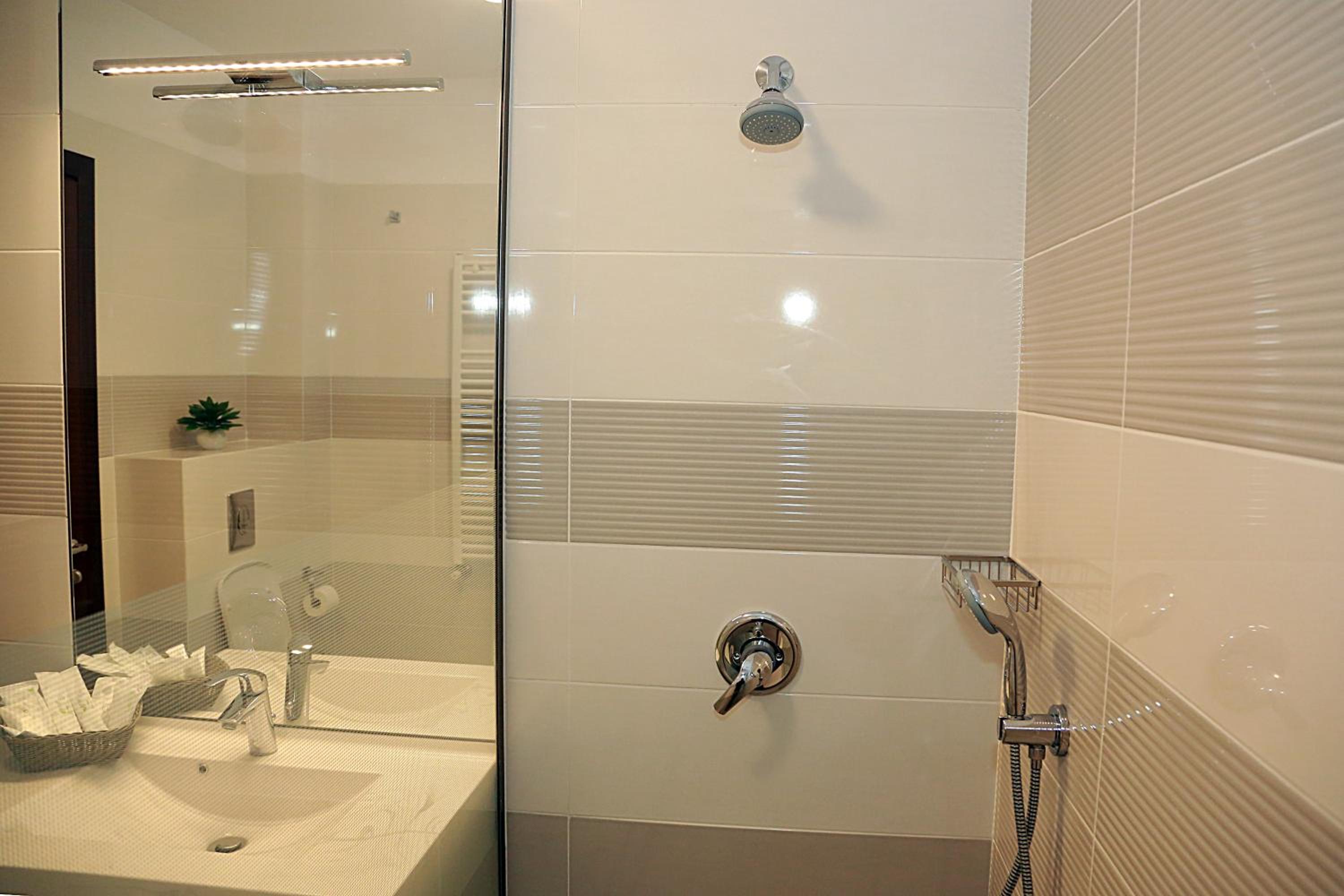 Large Double Room - Photo 7