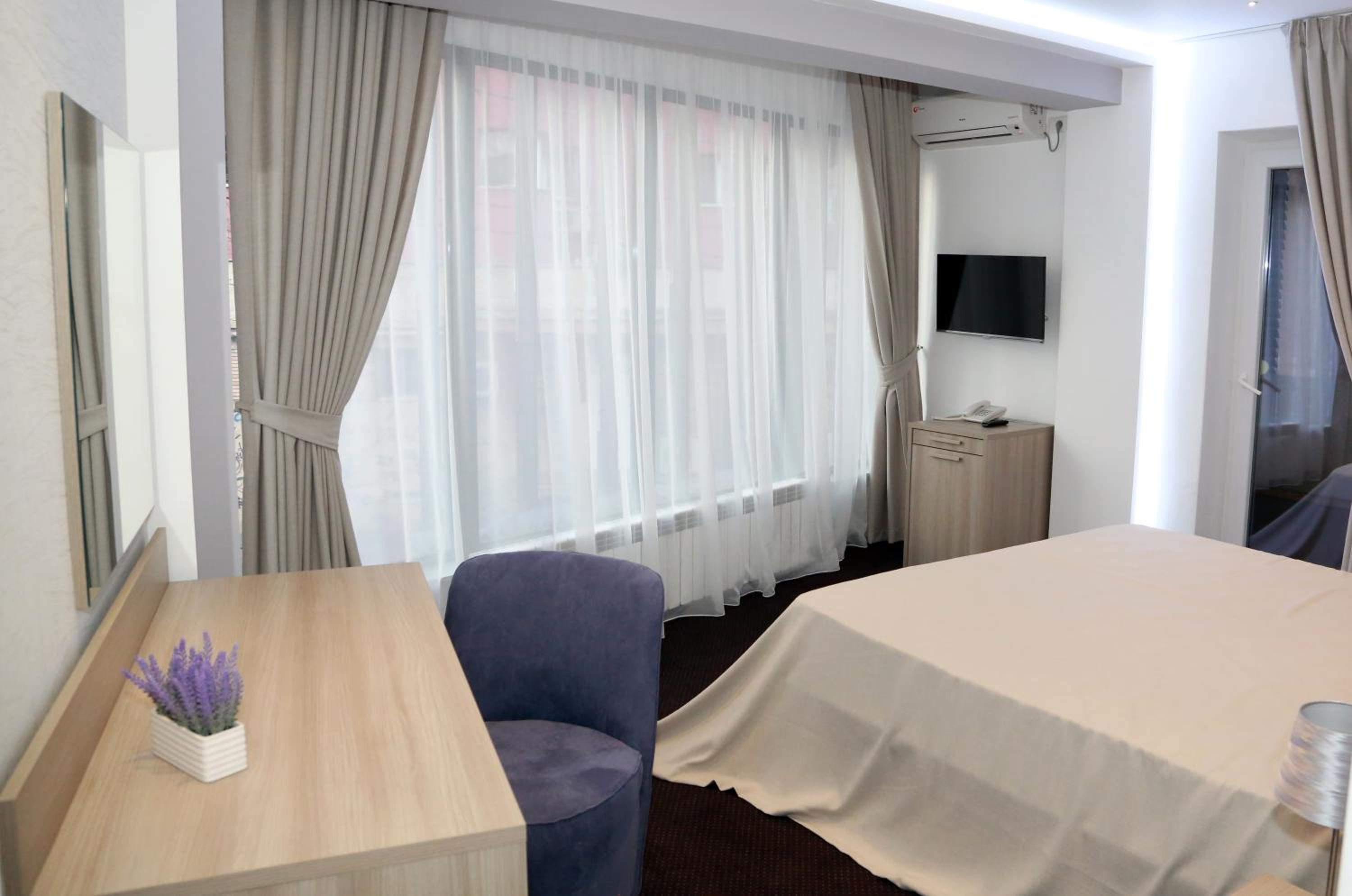 Large Double Room - Photo 19