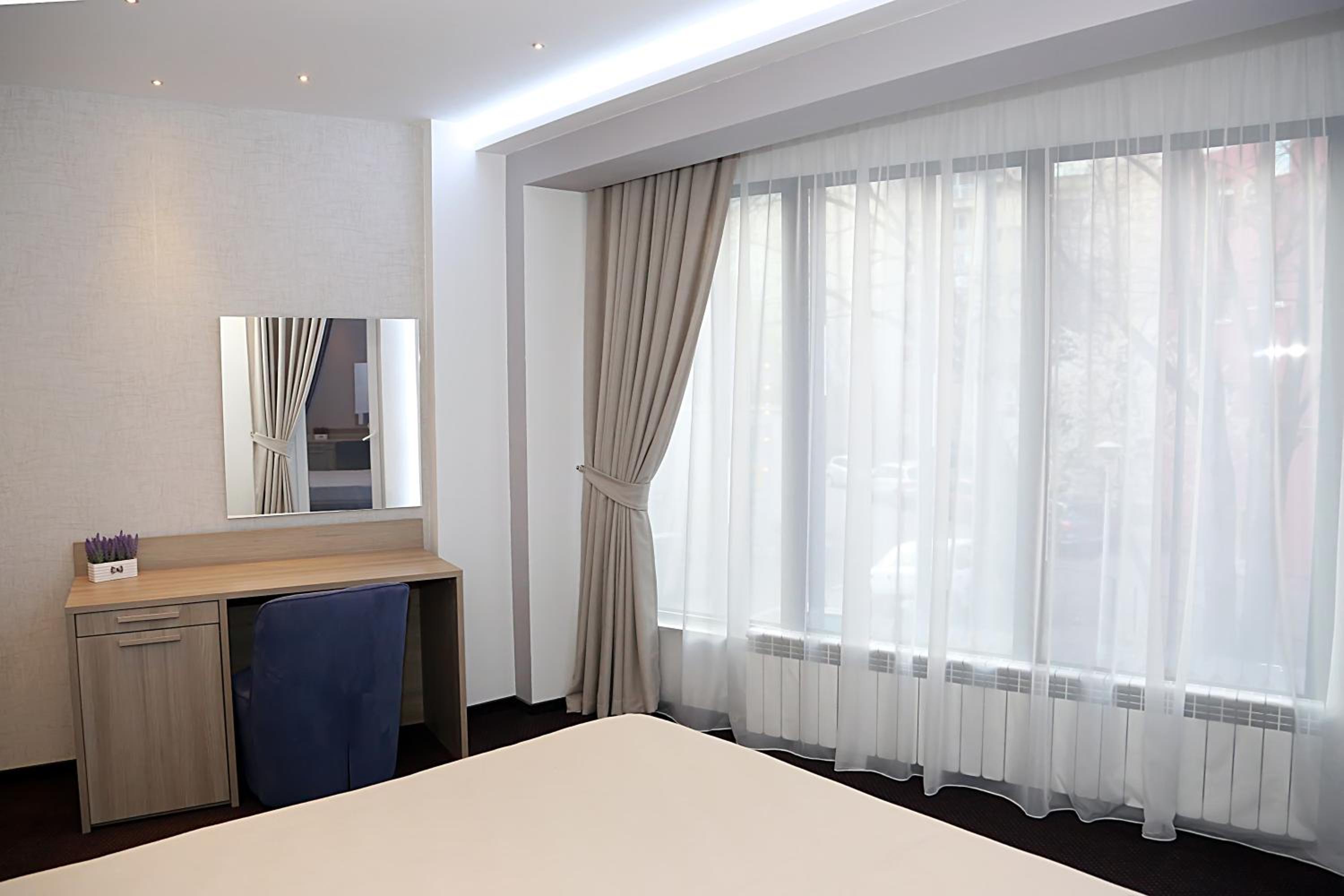 Large Double Room - Photo 8