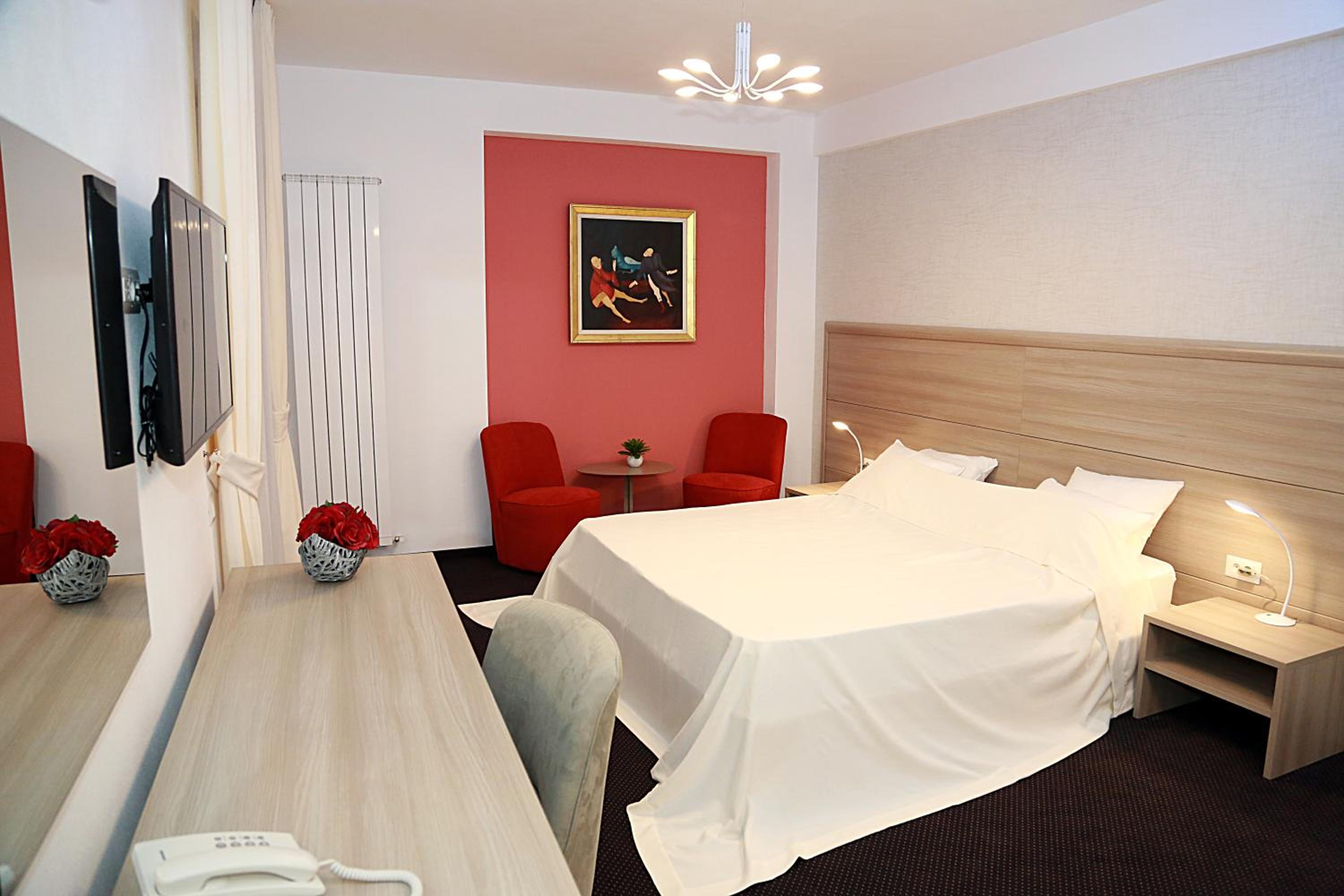 Large Double Room - Photo 1
