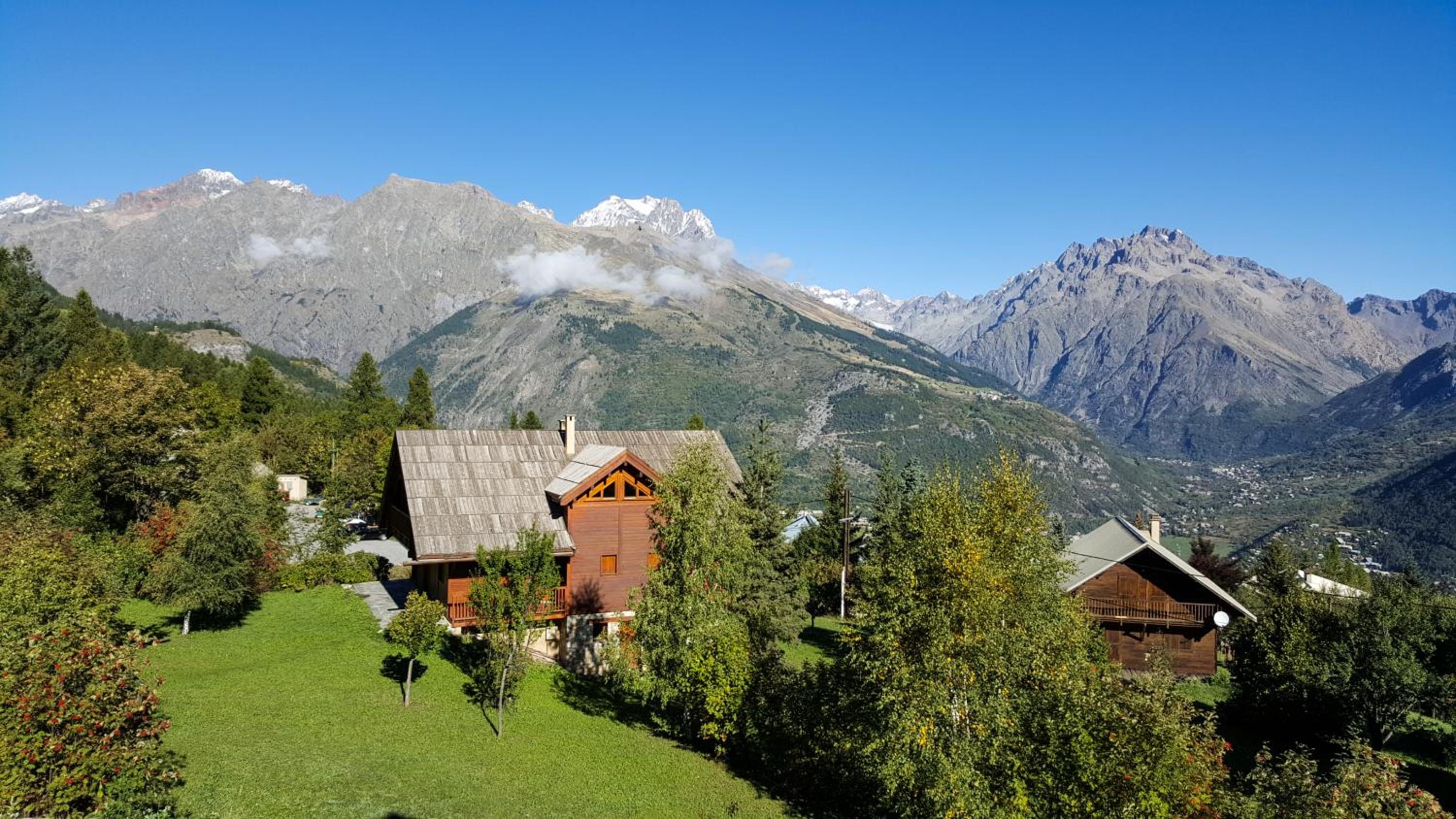 Three-Bedroom Chalet photo 3