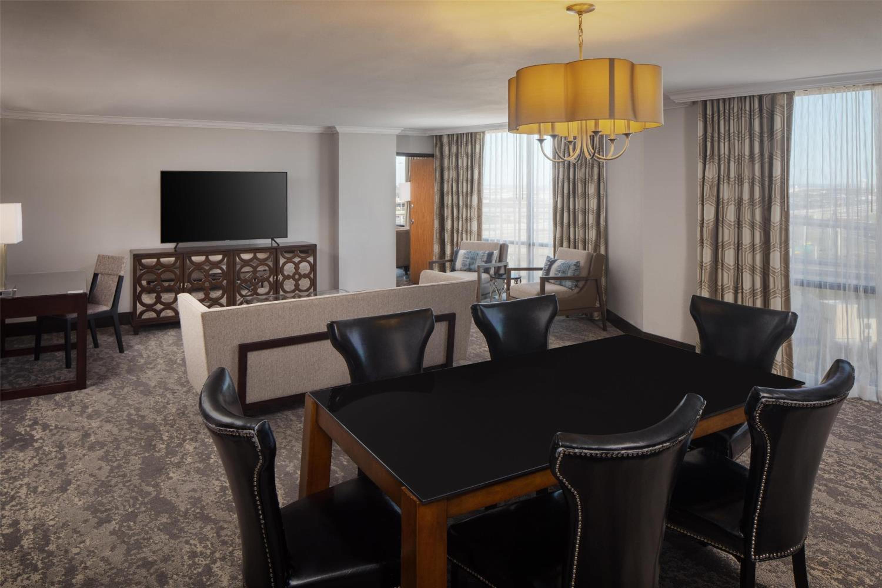 Parlor King Suite with Two Bathroom - Photo 2