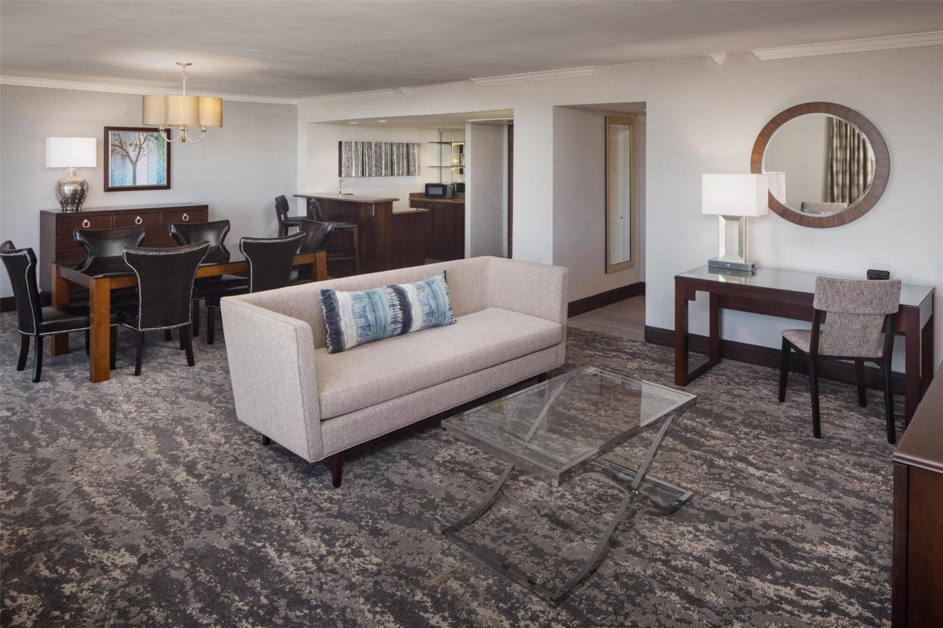 Parlor King Suite with Two Bathroom - Photo 4