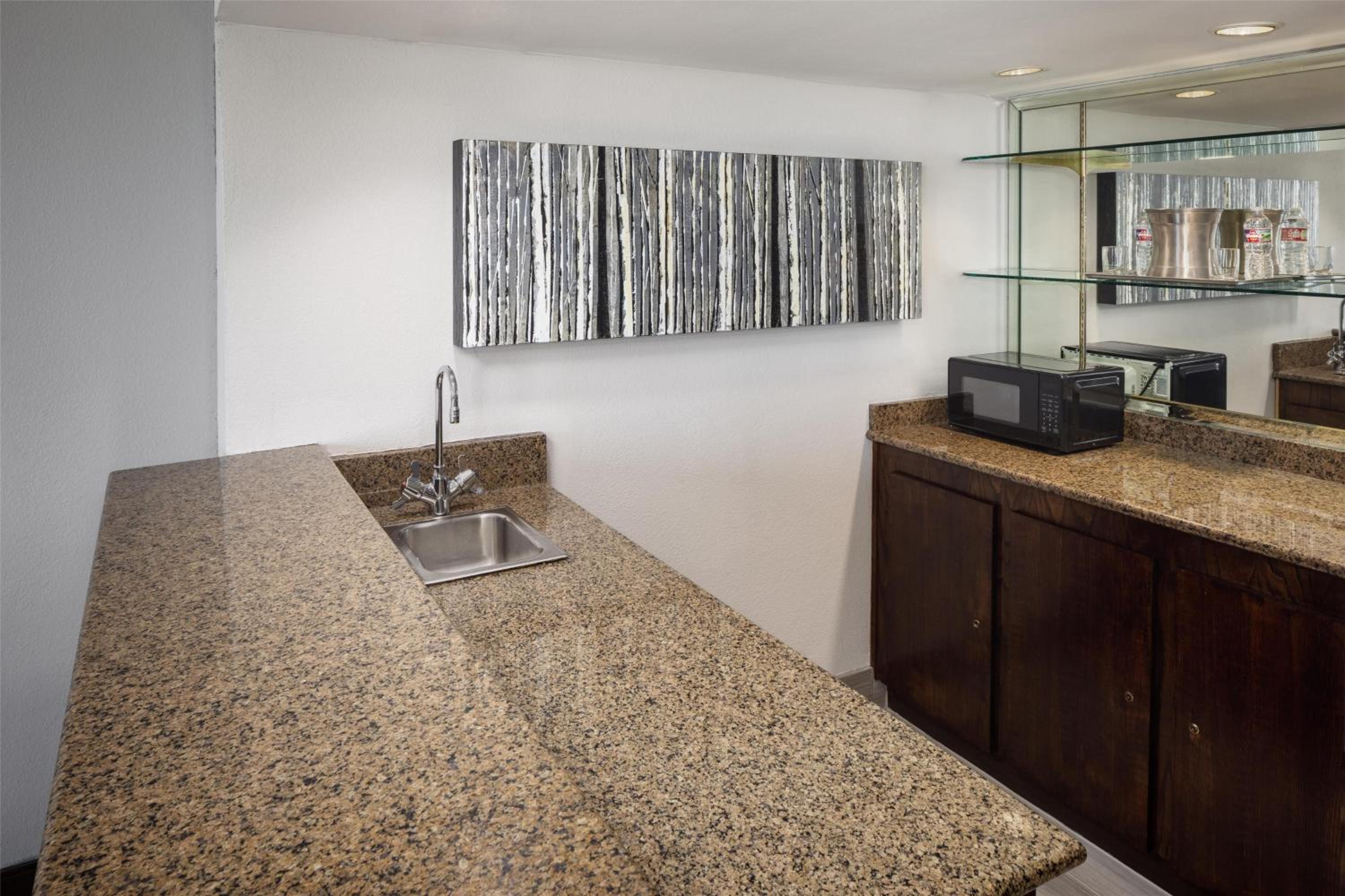 Parlor King Suite with Two Bathroom - Photo 6