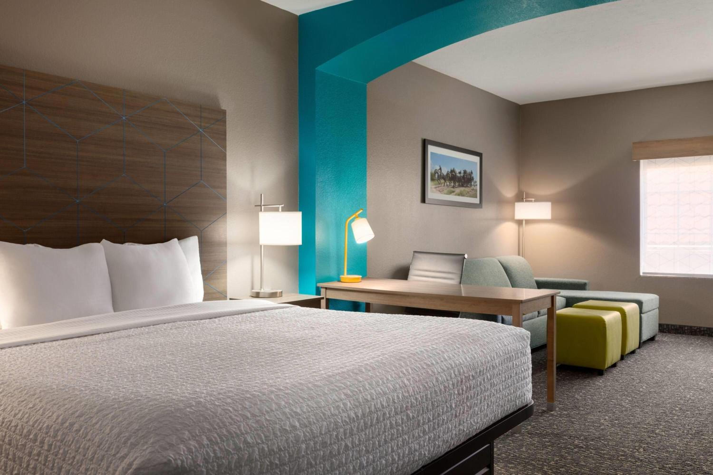 Deluxe King Suite with Mobility/Hearing Impaired Access - Non-Smoking - Photo 1