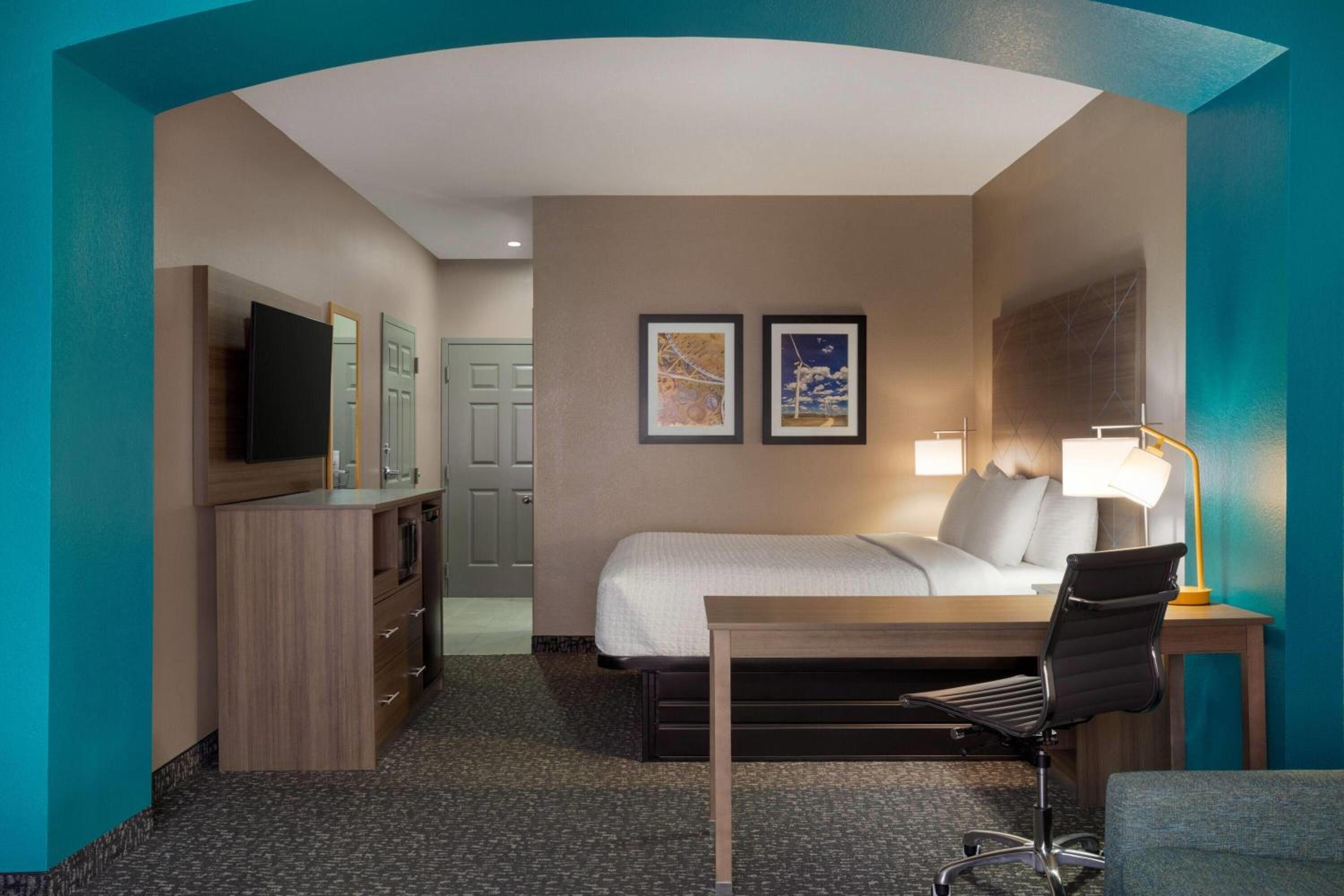 Deluxe King Suite with Mobility/Hearing Impaired Access - Non-Smoking - Photo 2