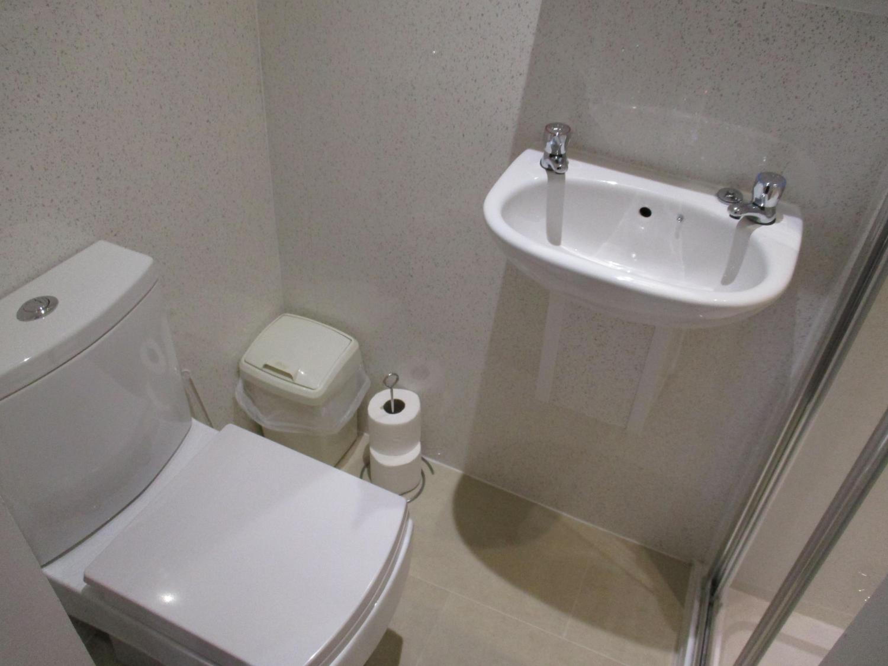 Double Room with En Suite Shower - Photo 4