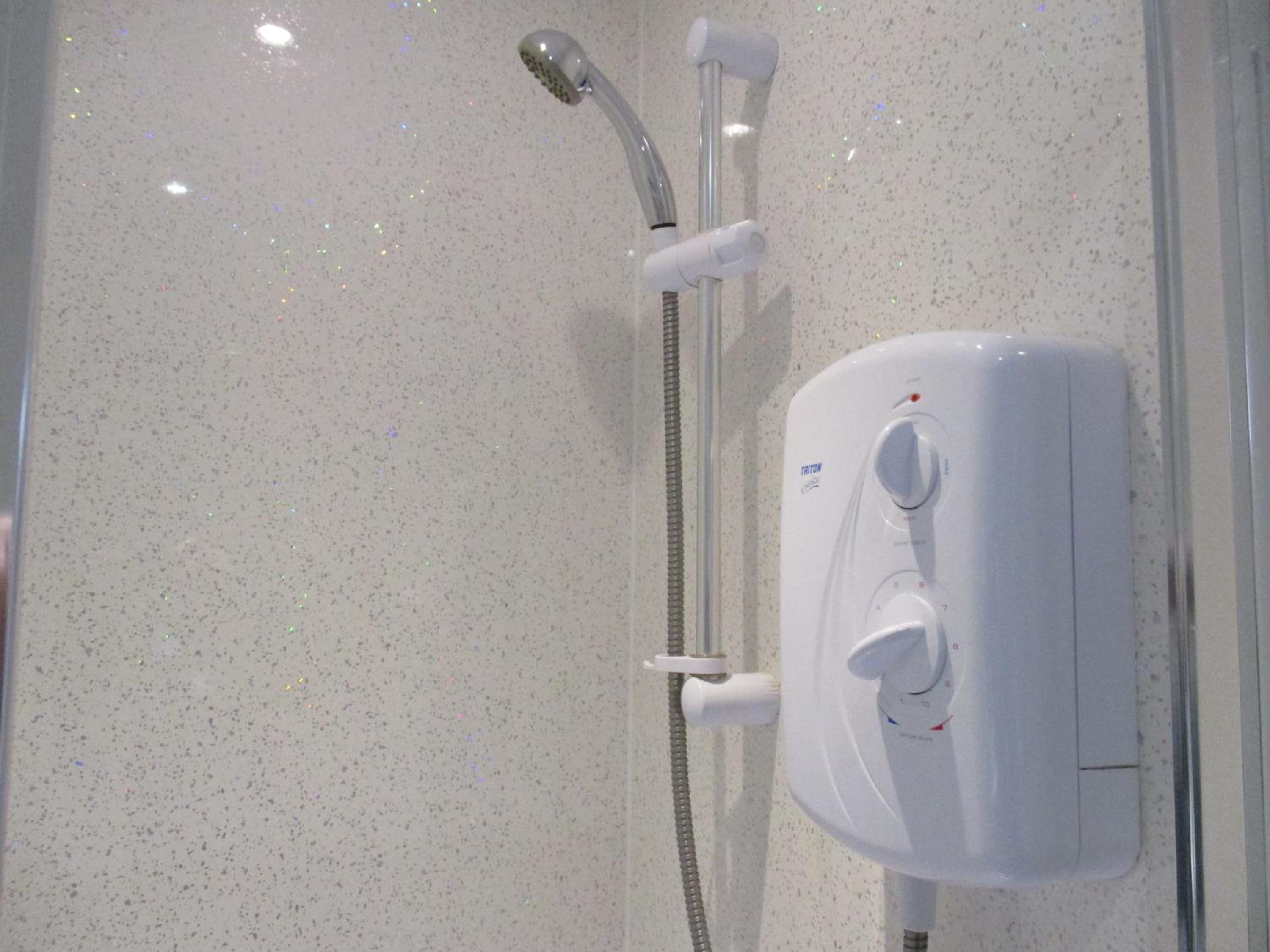 Double Room with En Suite Shower - Photo 6