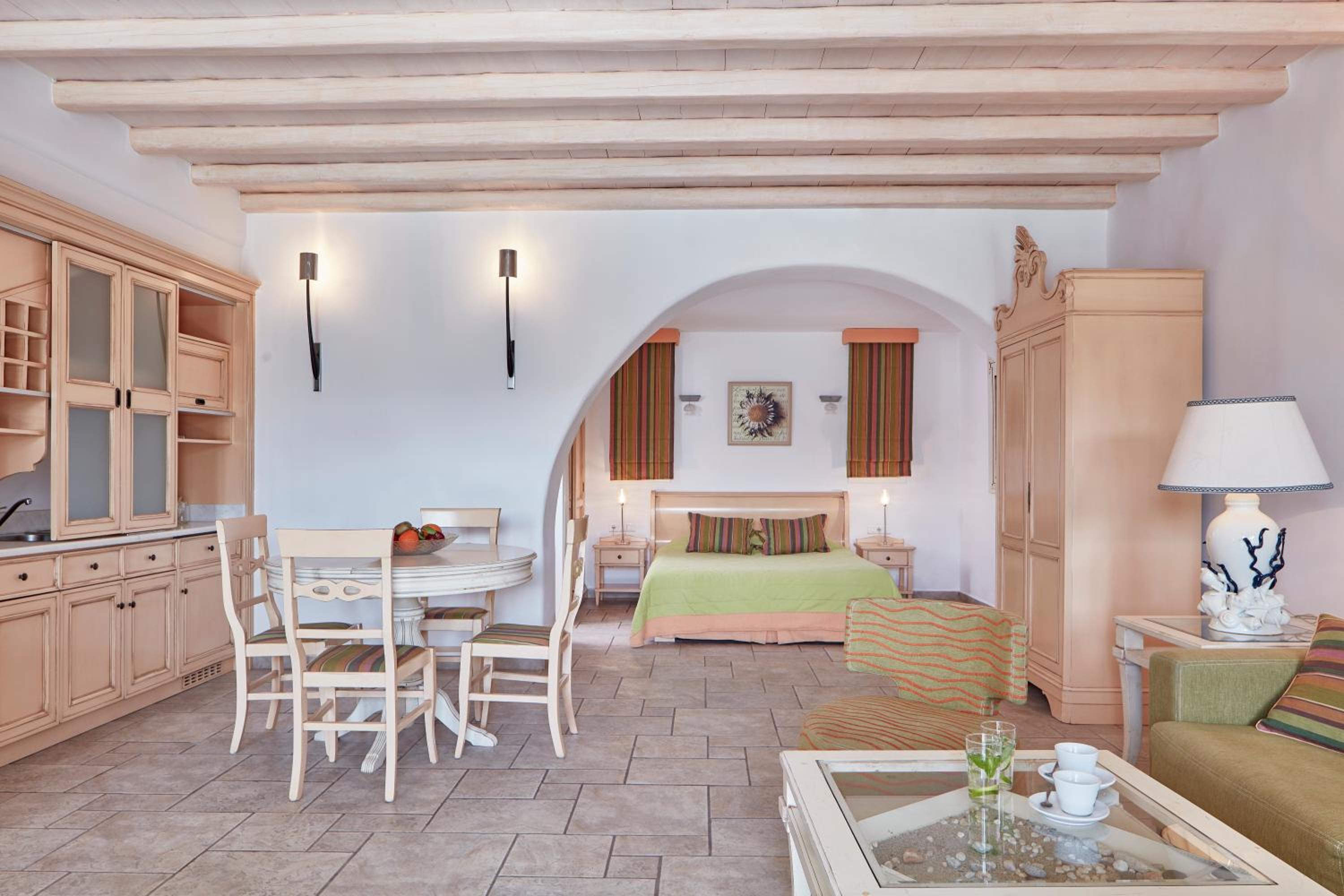 Junior Suite with Pool View - Photo 3