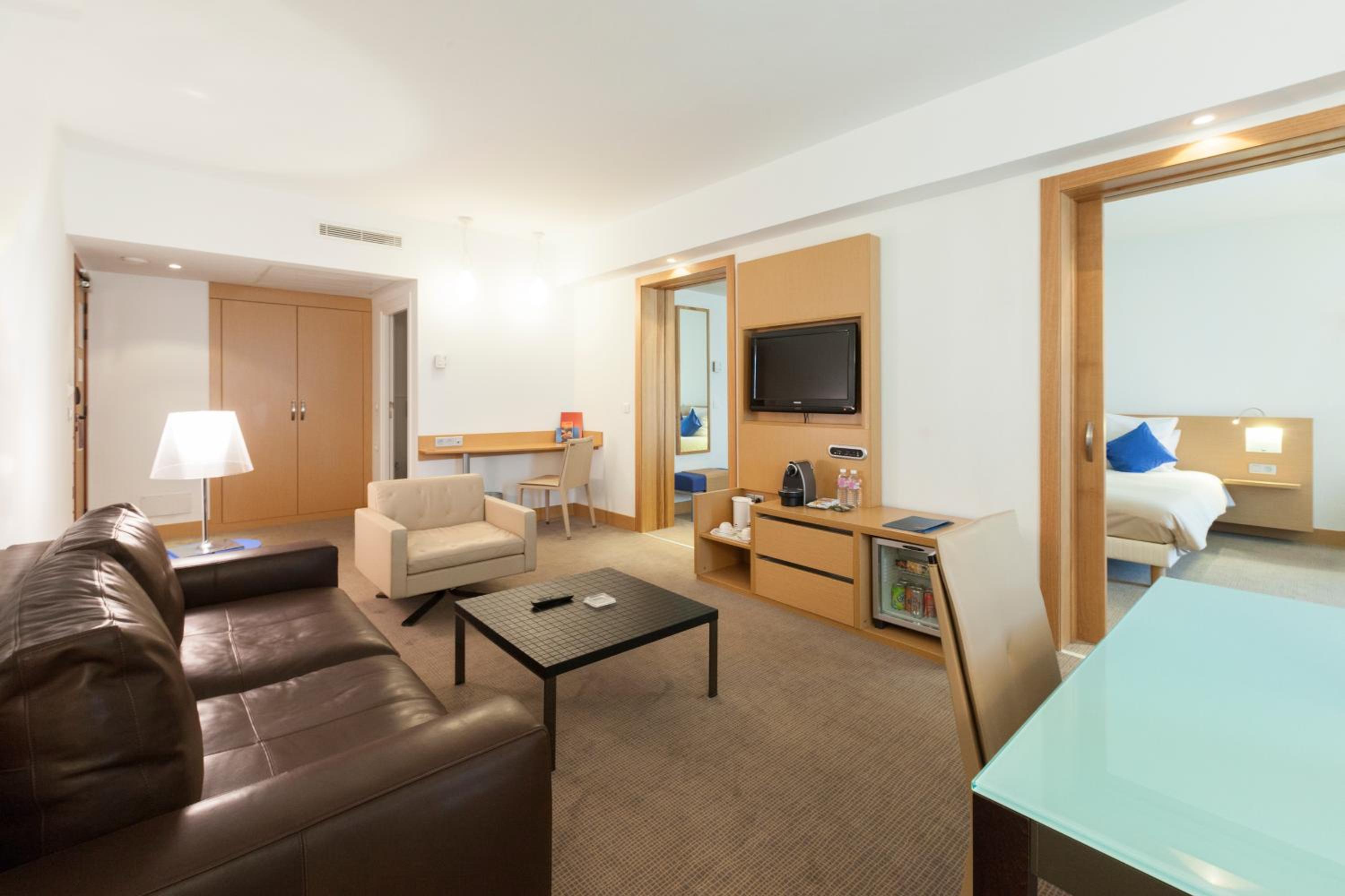 Executive Suite - Photo 20