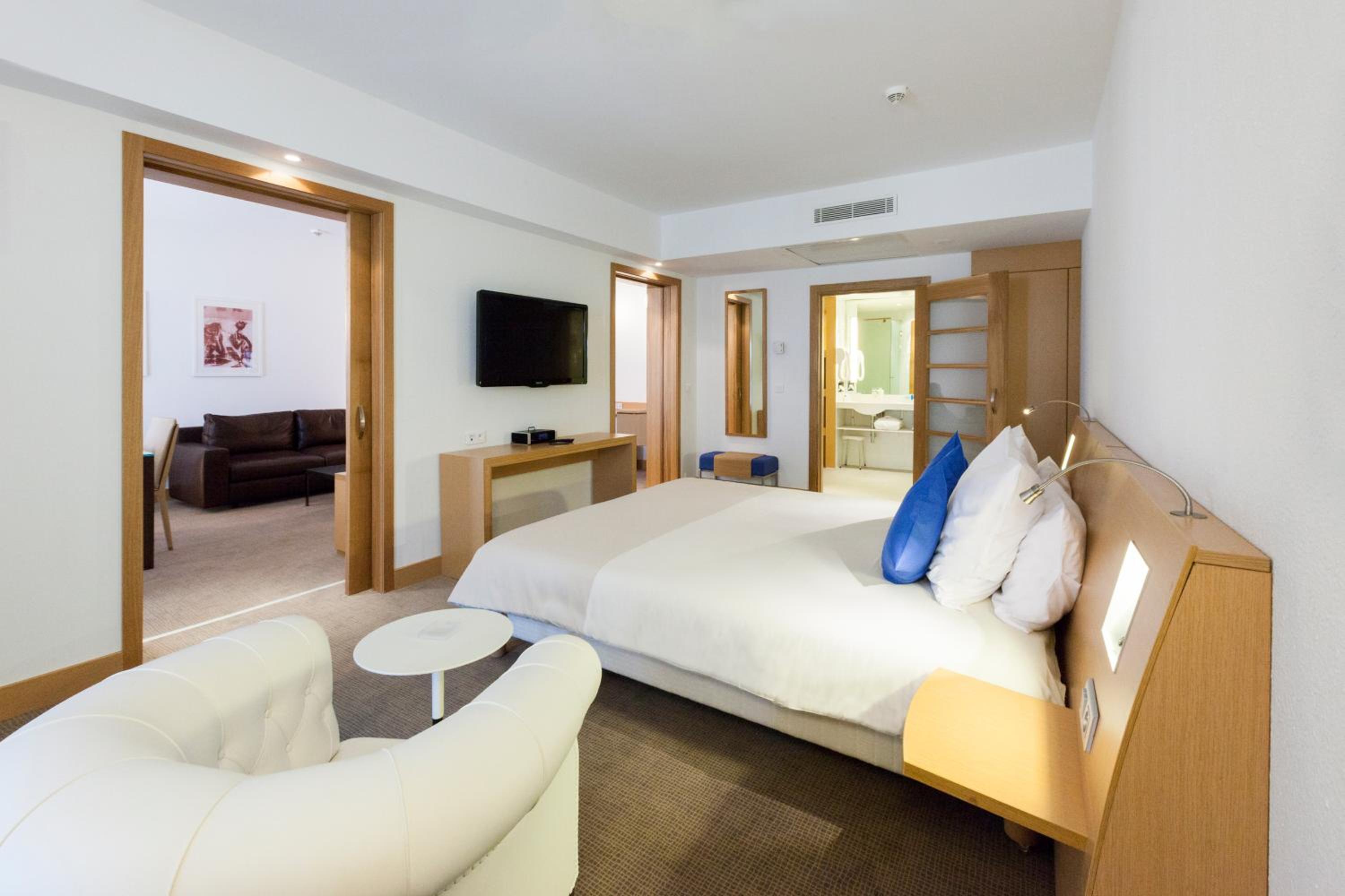 Executive Suite - Photo 18
