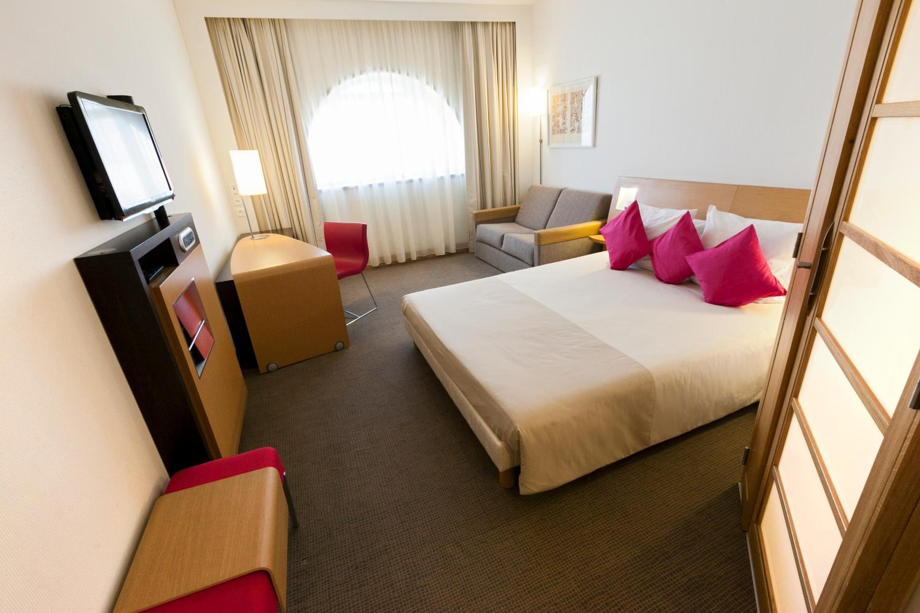 Superior Room with 2 Single Beds and Sofa - Photo 11