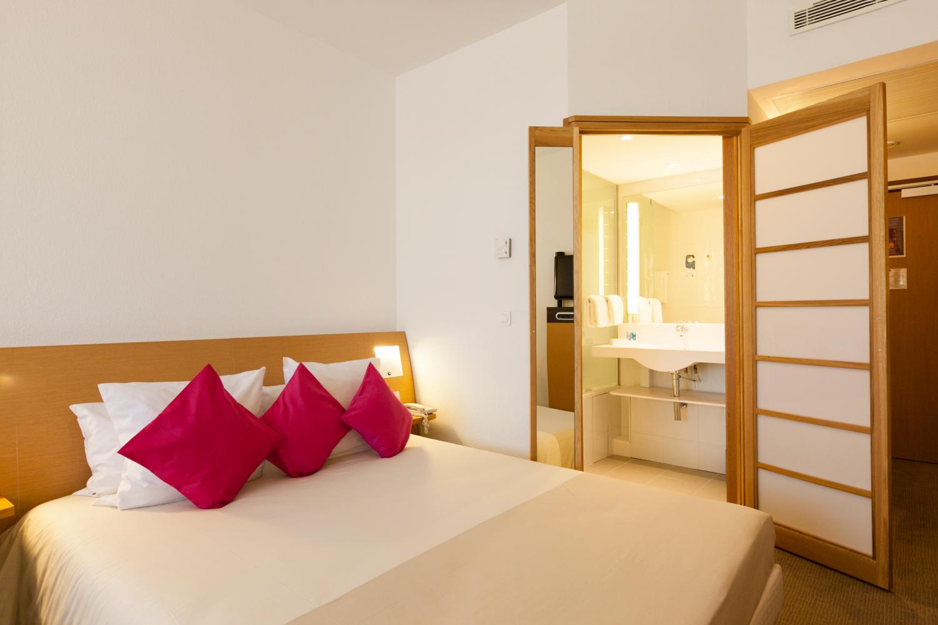 Superior Room with 2 Single Beds and Sofa - Photo 10