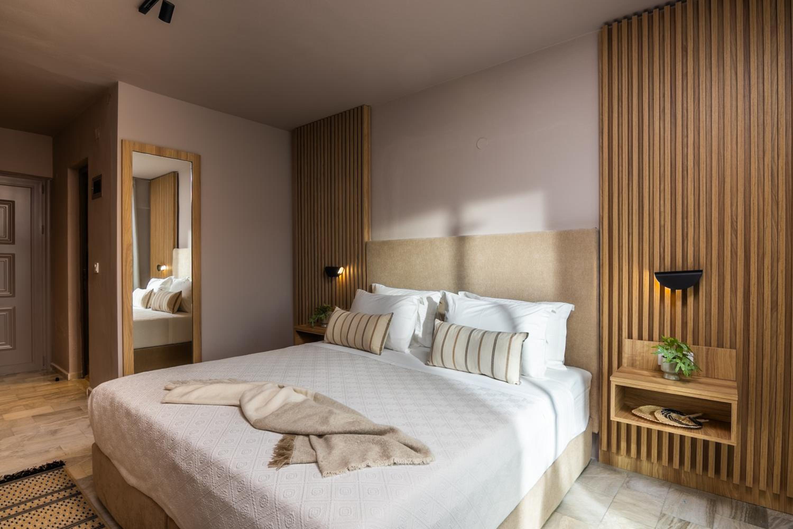 Large Double or Twin Room - Photo 1