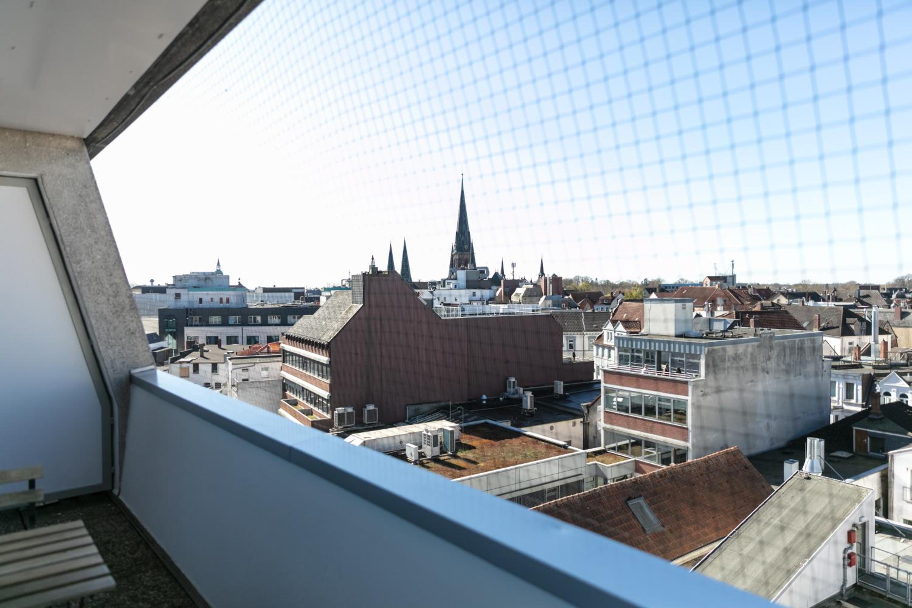 One-Bedroom Apartment with Balcony and City View photo 3