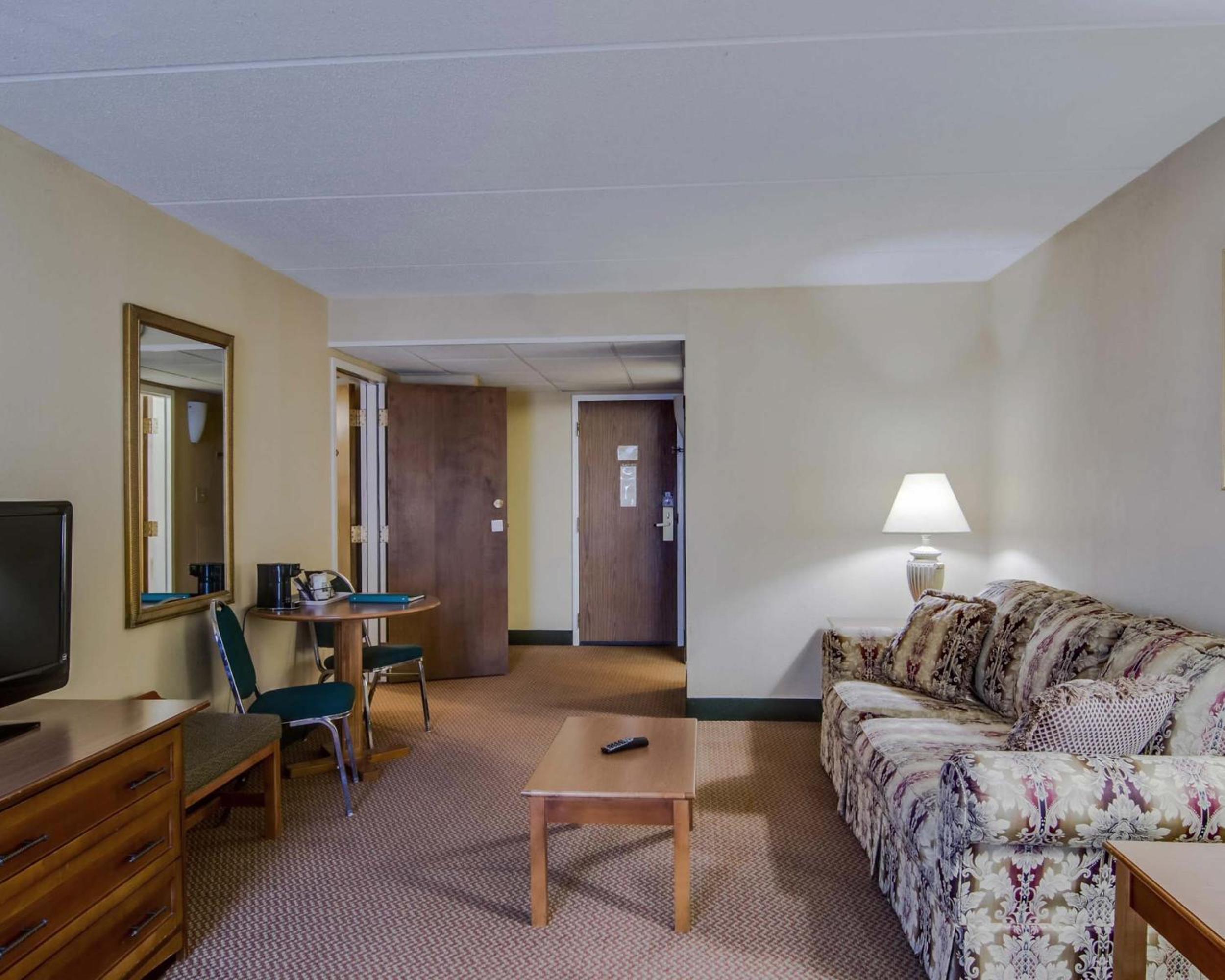 King Room with Sofa Bed - Non-Smoking - Photo 2