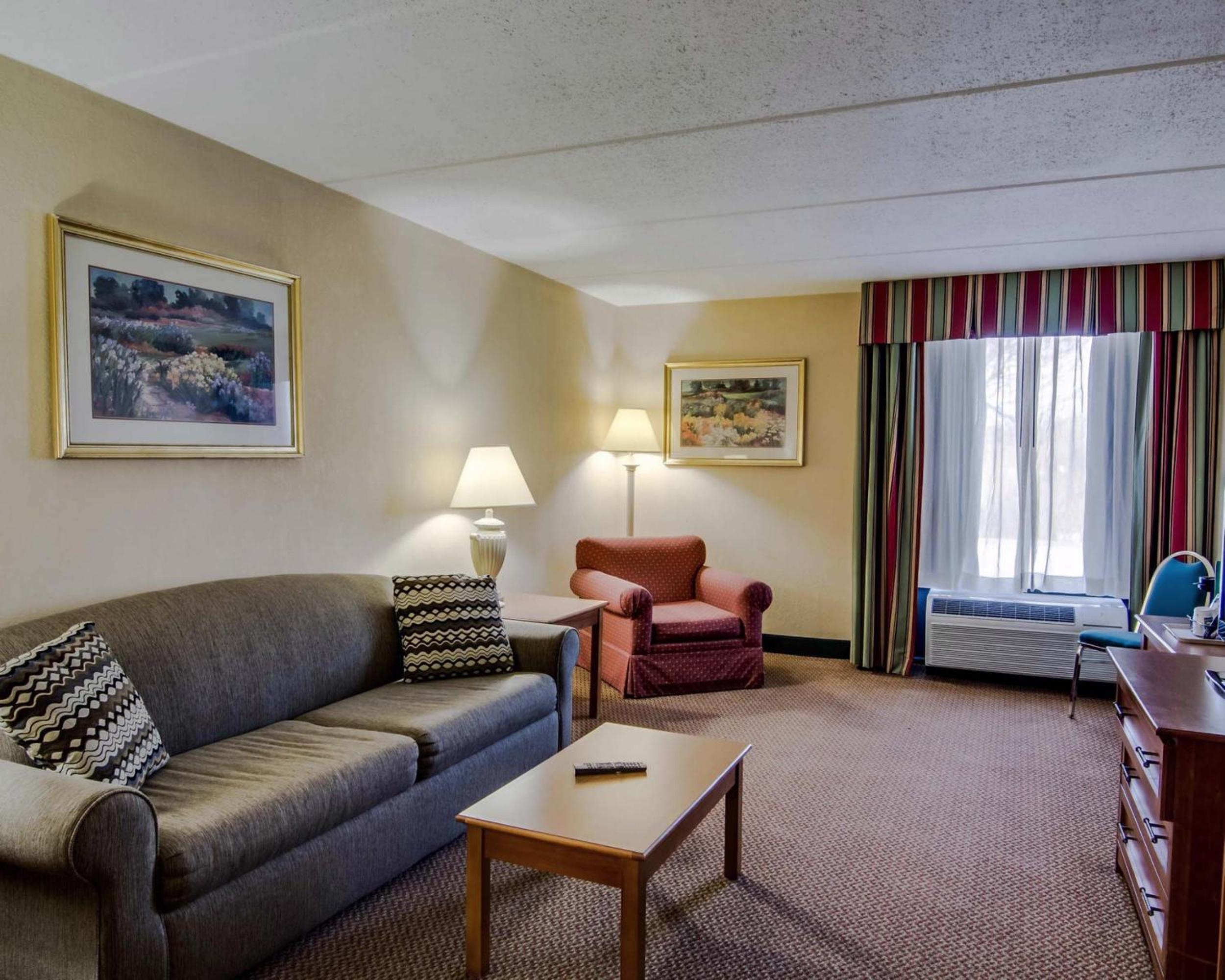King Room with Sofa Bed - Non-Smoking - Photo 4